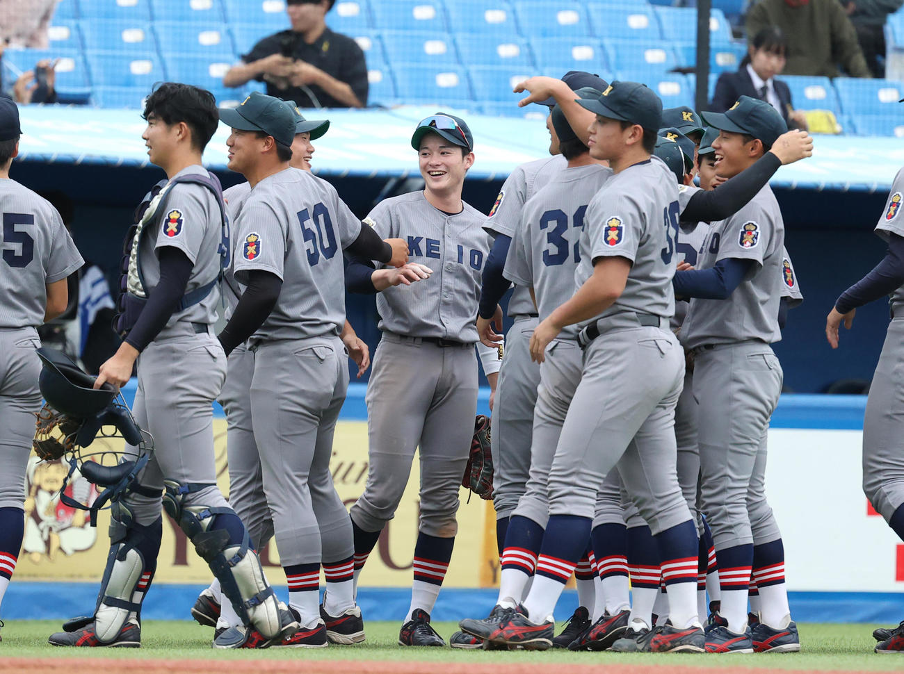 慶大対立大　勝利し喜び合う慶大ナイン（撮影・柴田隆二）