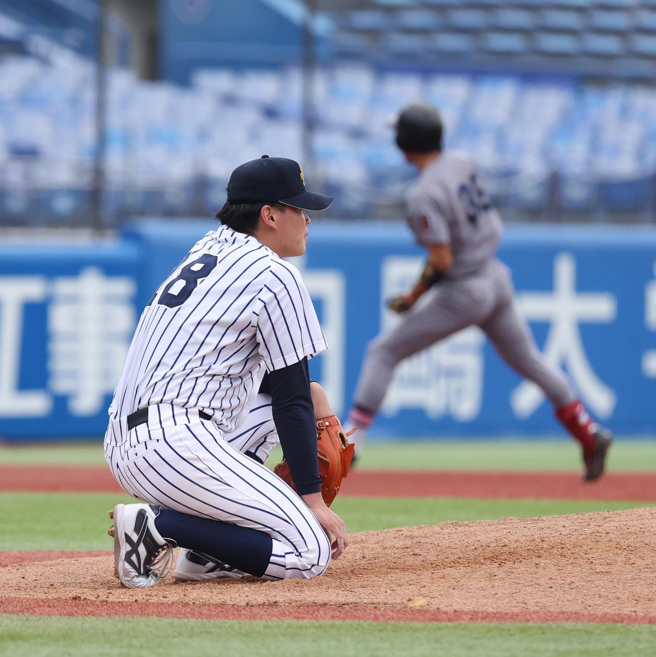 慶大対立大　7回表慶大1死二、三塁、代打・今津に右越えに本塁打を浴びがっくりす立大・小畠（撮影・柴田隆二）