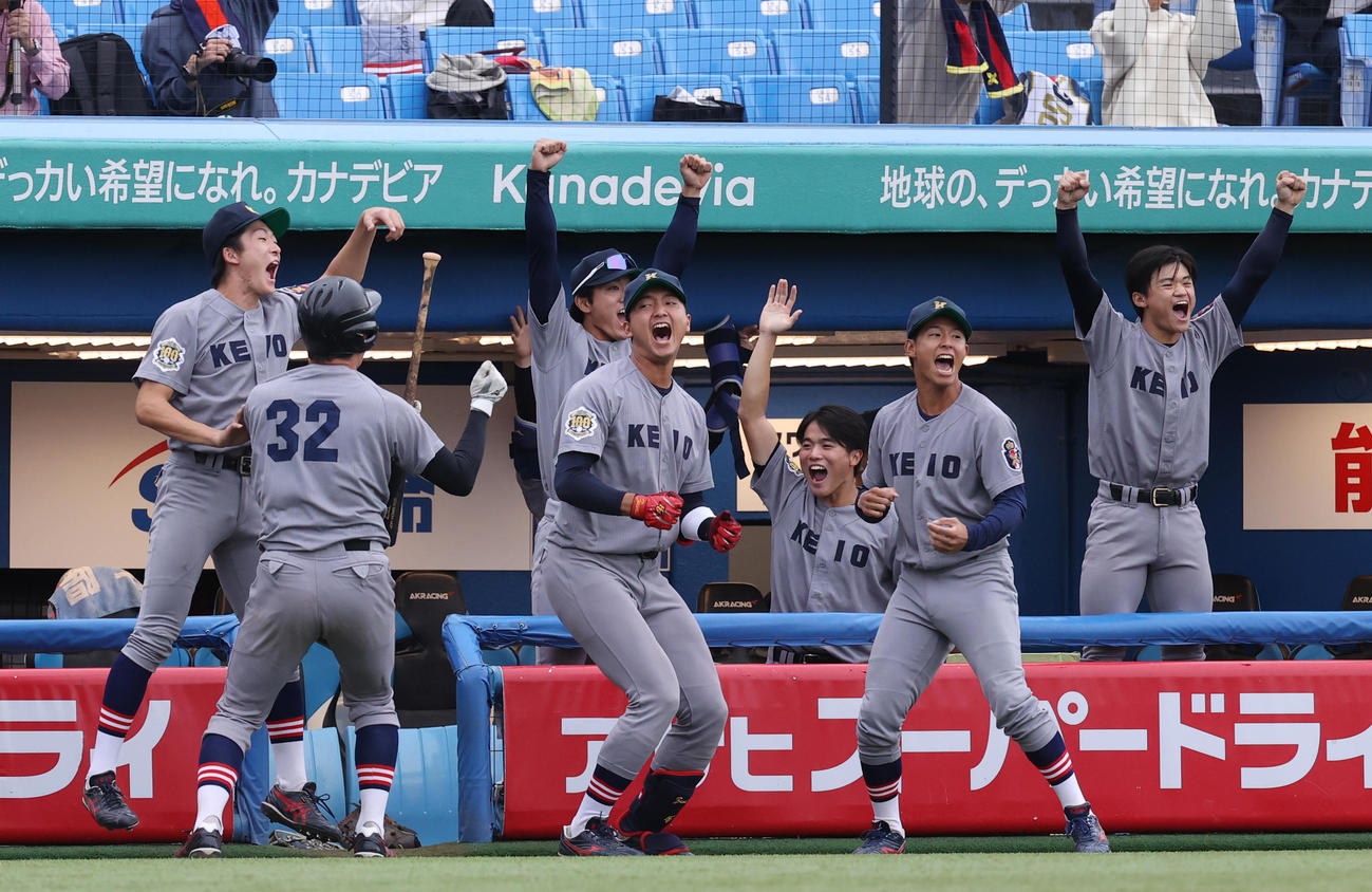 慶大対立大　7回表慶大1死二、三塁、代打・今津の右越え本塁打に歓喜する慶大ナイン（撮影・柴田隆二）