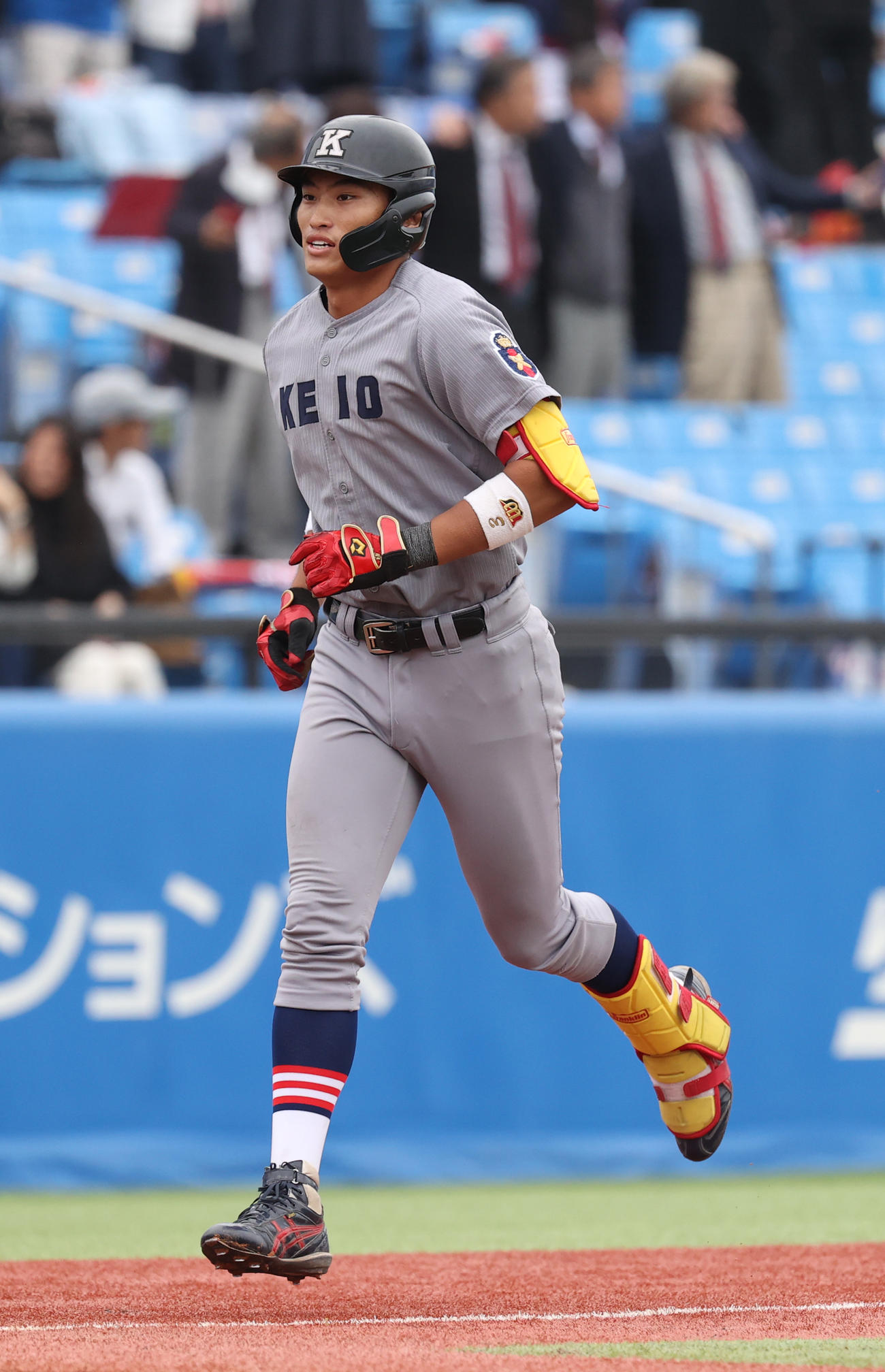 慶大対立大　2回表慶大無死、常松は左越えに本塁打を放ち生還する（撮影・柴田隆二）