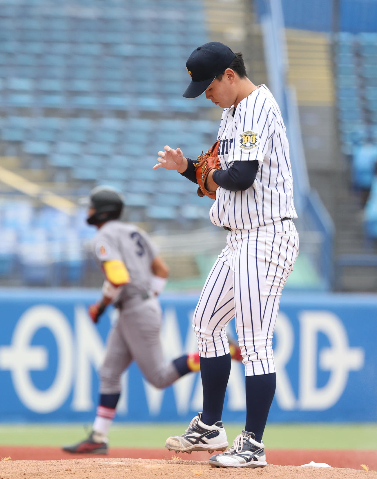 慶大対立大　2回表慶大無死、常松に左越えに本塁打を浴びた立大・小畠（撮影・柴田隆二）