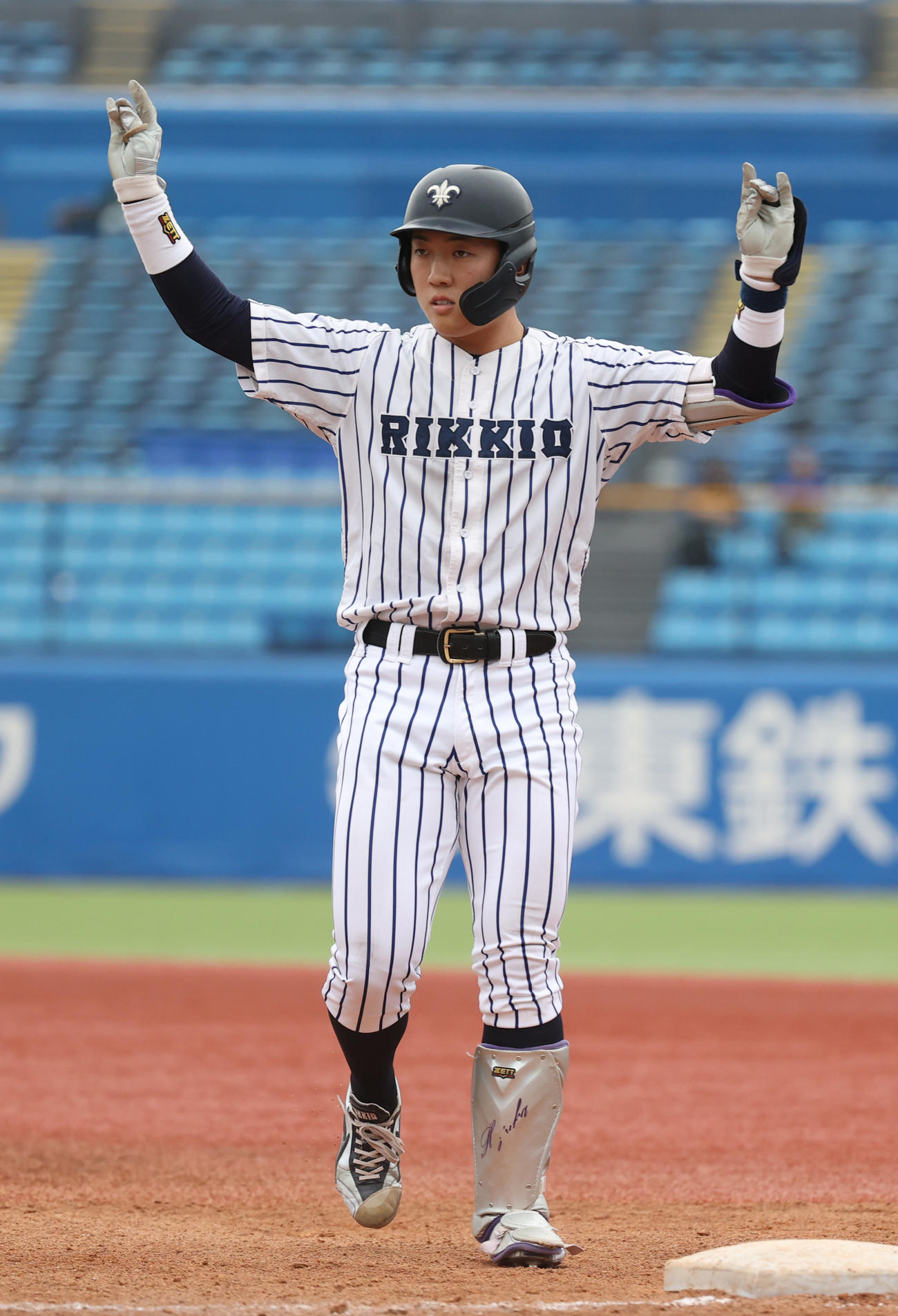 慶大対立大　4回裏立大2死一、二塁、小林隼は左前に適時打を放ちポーズを決める（撮影・柴田隆二）