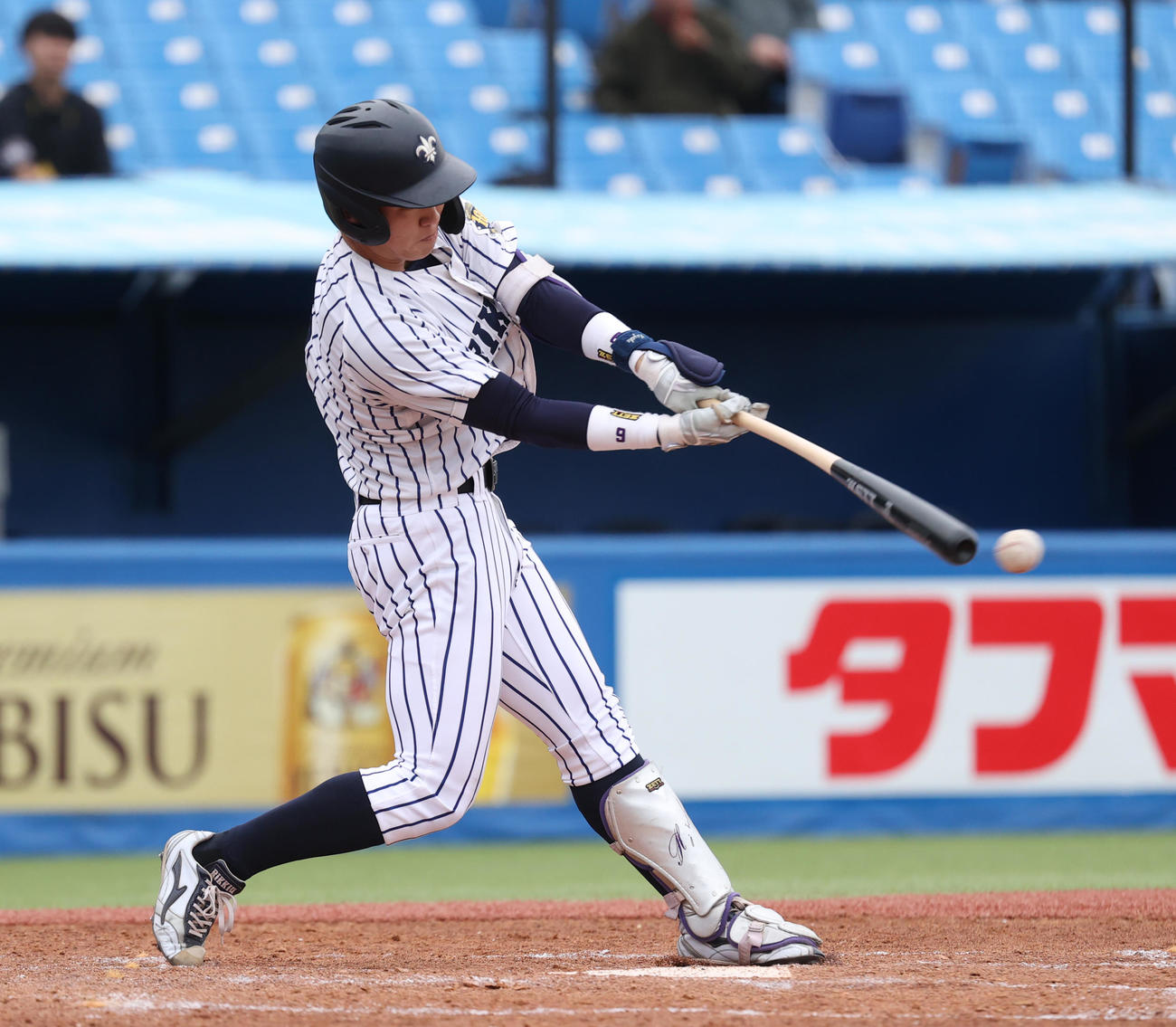 慶大対立大　4回裏立大2死一、二塁、小林隼は左前に適時打を放つ（撮影・柴田隆二）