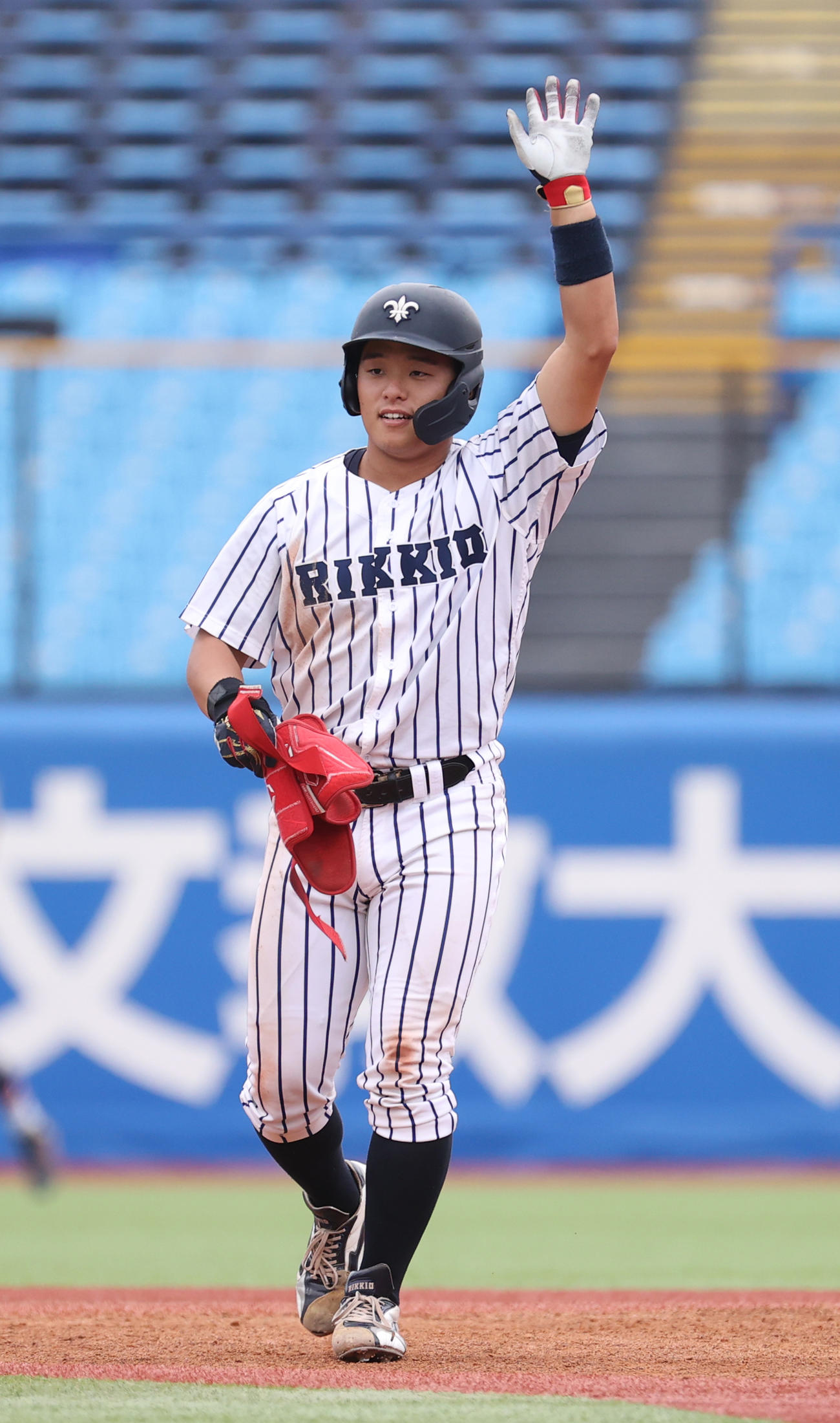 慶大対立大　3回裏立大2死一、二塁、落合は左越えに適時二塁打を放ちポーズを決める（撮影・柴田隆二）