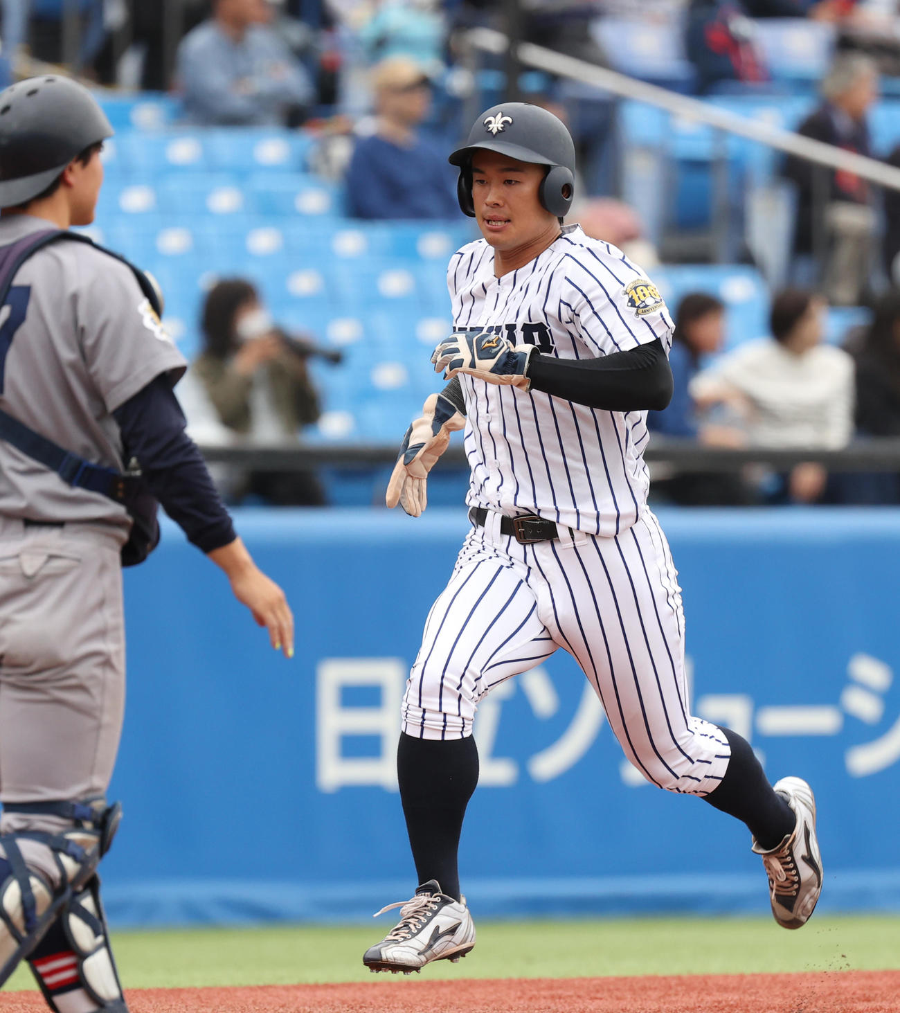 慶大対立大　3回裏立大2死一、二塁、落合の左越え適時二塁打で一塁走者鈴木唯が生還する（撮影・柴田隆二）