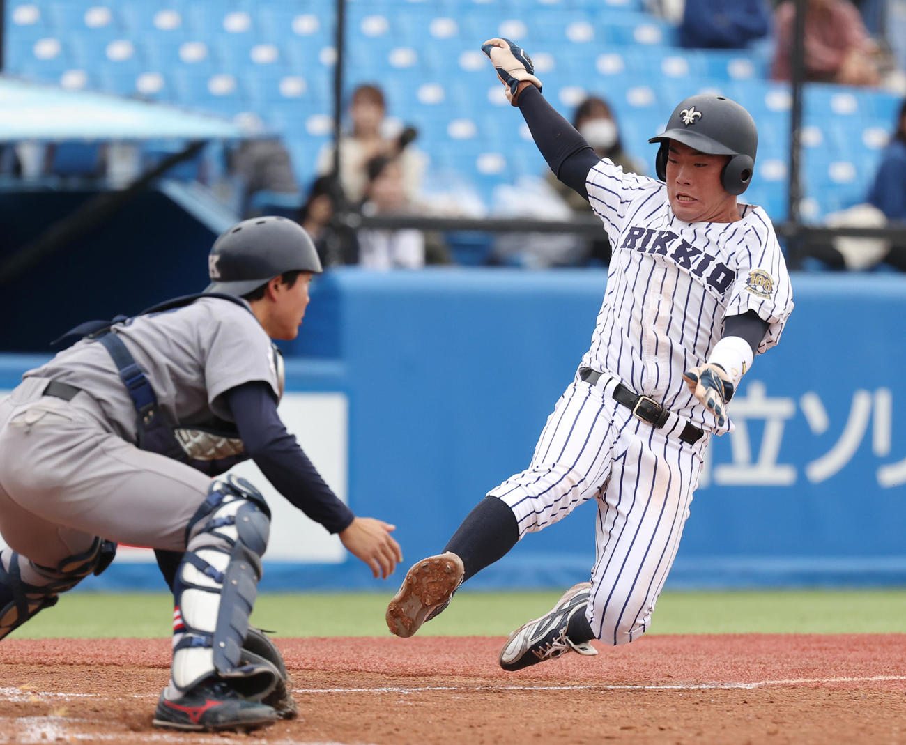 慶大対立大　4回裏立大2死一、二塁、小林隼の左前適時打で二塁走者西川が生還する。慶大・吉開捕手（撮影・柴田隆二）