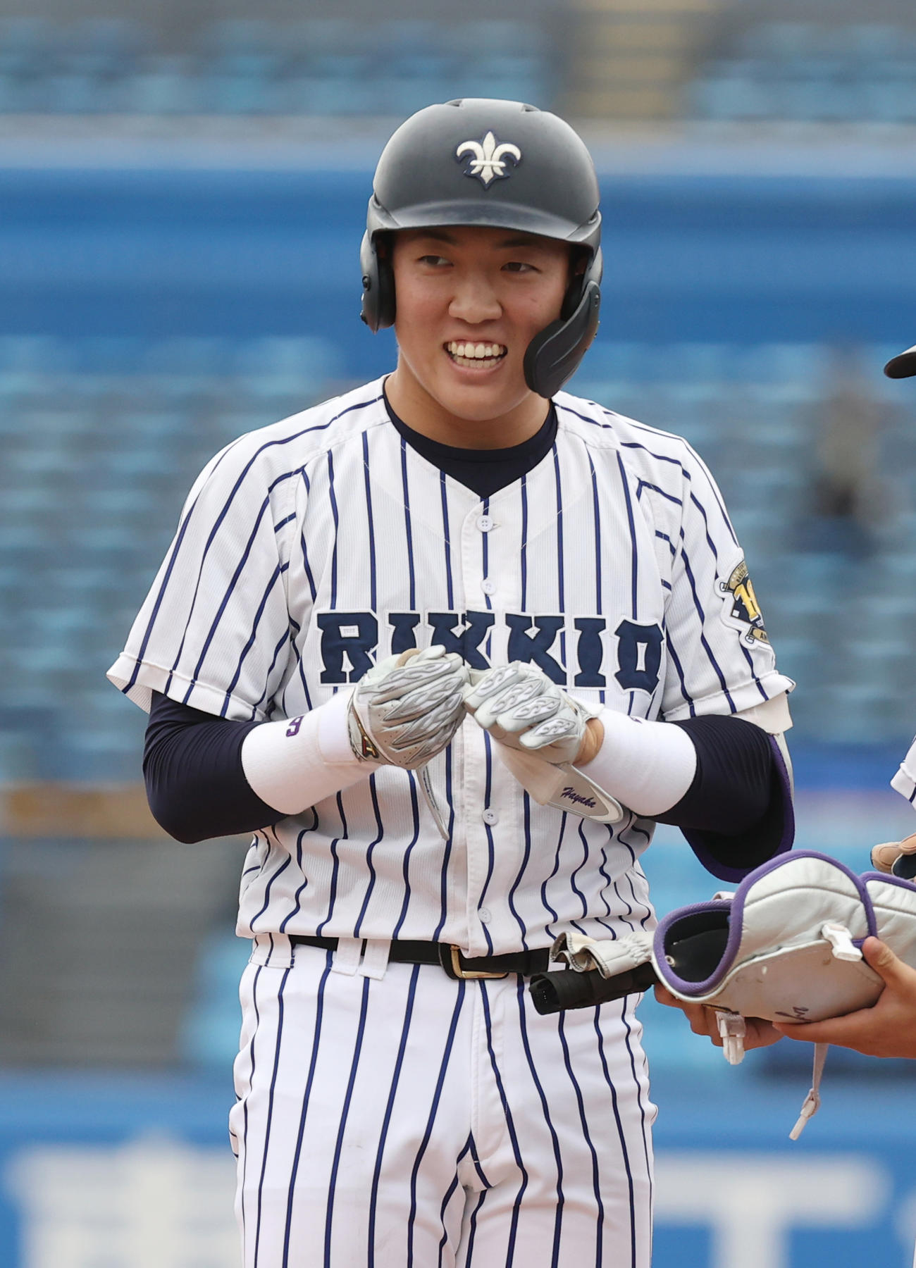 慶大対立大　4回裏立大2死一、二塁、小林隼は左前に適時打を放ち笑顔を見せる（撮影・柴田隆二）