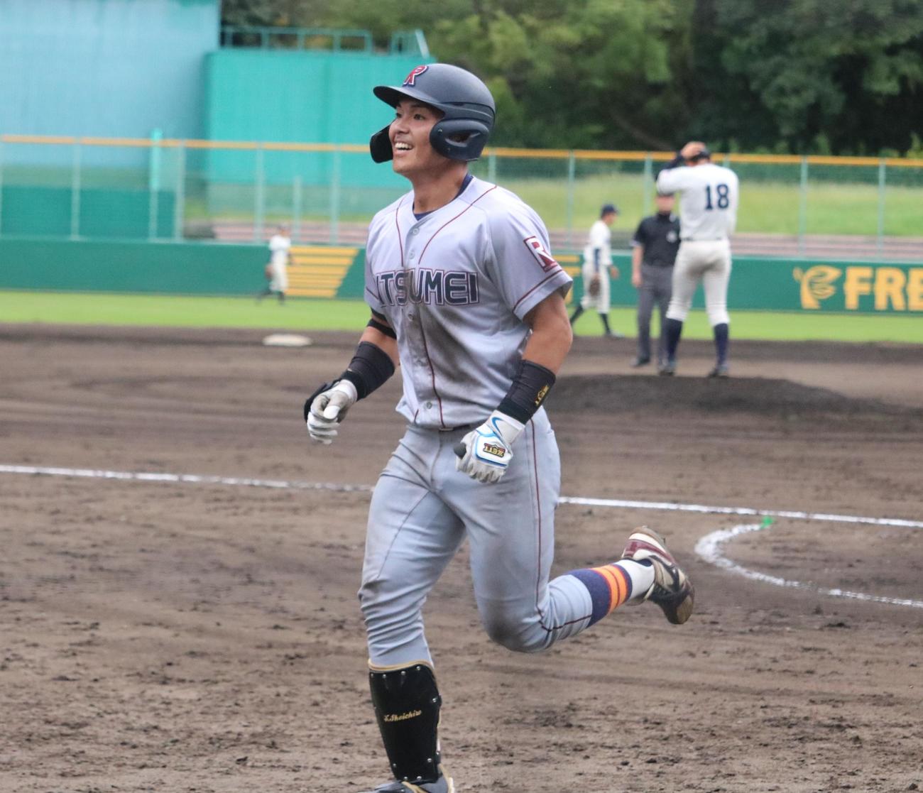 同大対立命大　2回裏立命大、角井が先制2ランを放ち、笑顔で生還する（撮影・林亮佑）