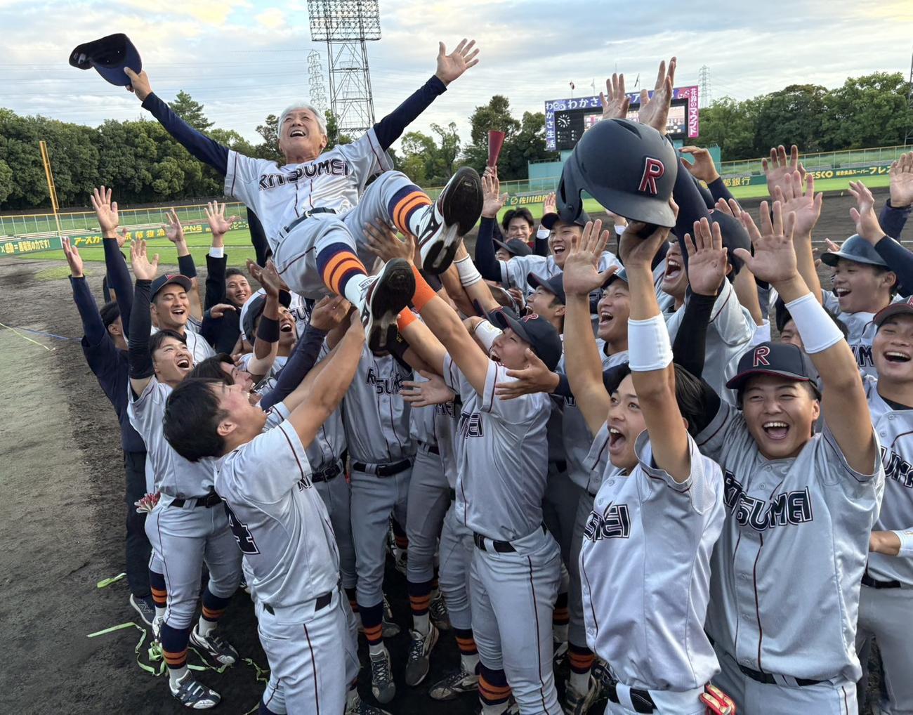 優勝を決めナインに胴上げされる立命大・片山監督（撮影・林亮佑）