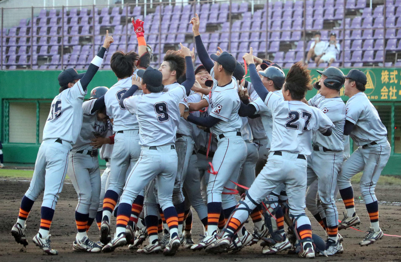 サヨナラ勝ちでリーグ優勝を決め、喜びを爆発させる立命大ナイン（撮影・林亮佑）