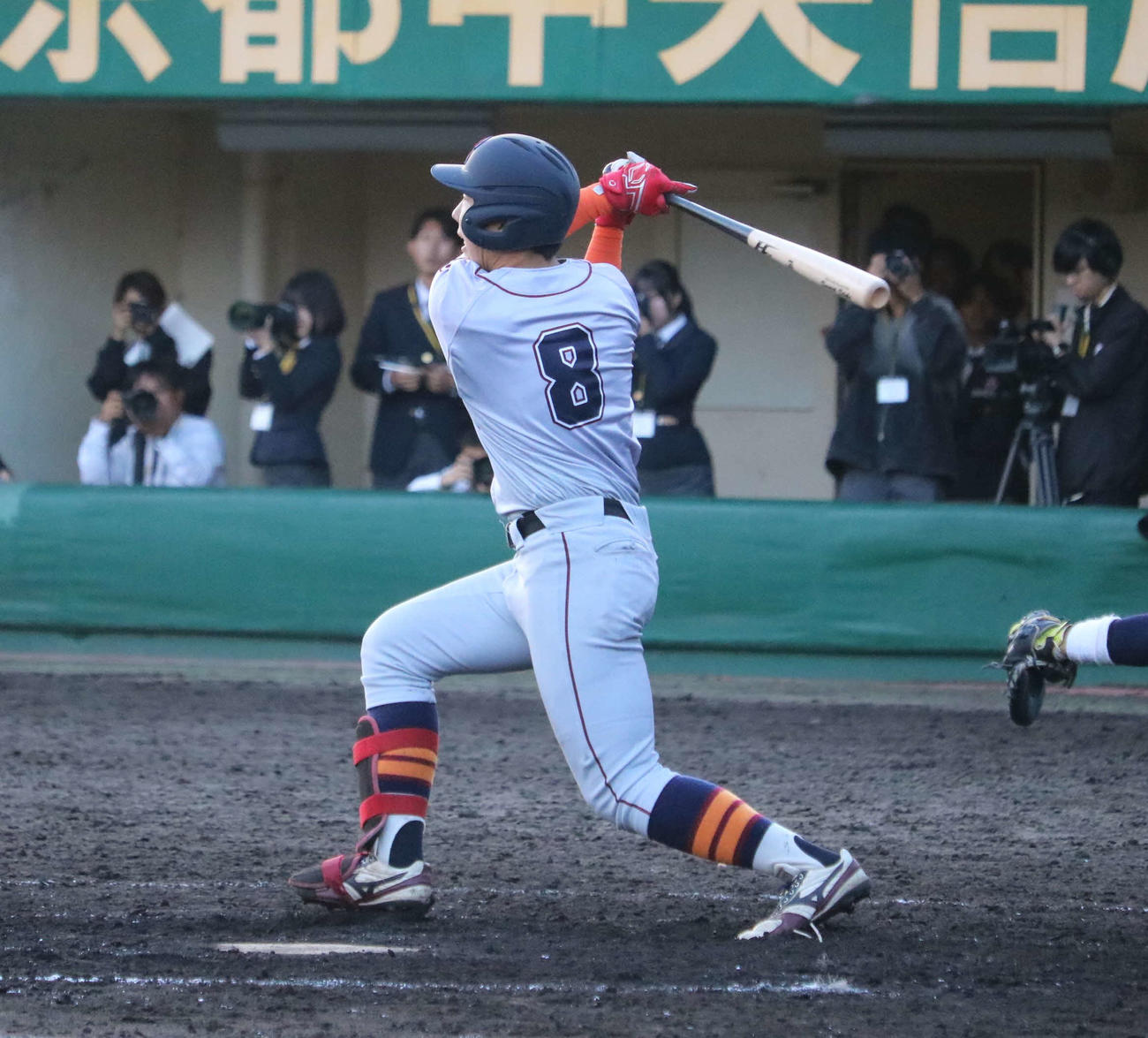 同大戦の10回、優勝を決めるサヨナラ打を放つ立命大・坂下（撮影・林亮佑）
