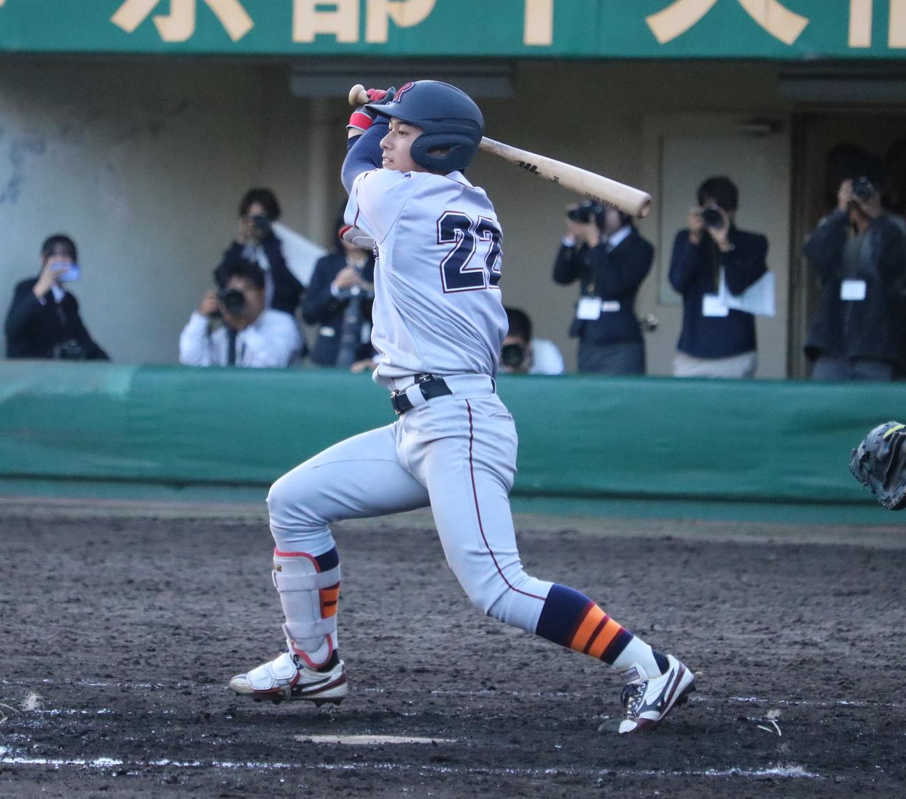 同大対立命大　10回裏、立命大の有馬がバットで好機を広げる（撮影・林亮佑）