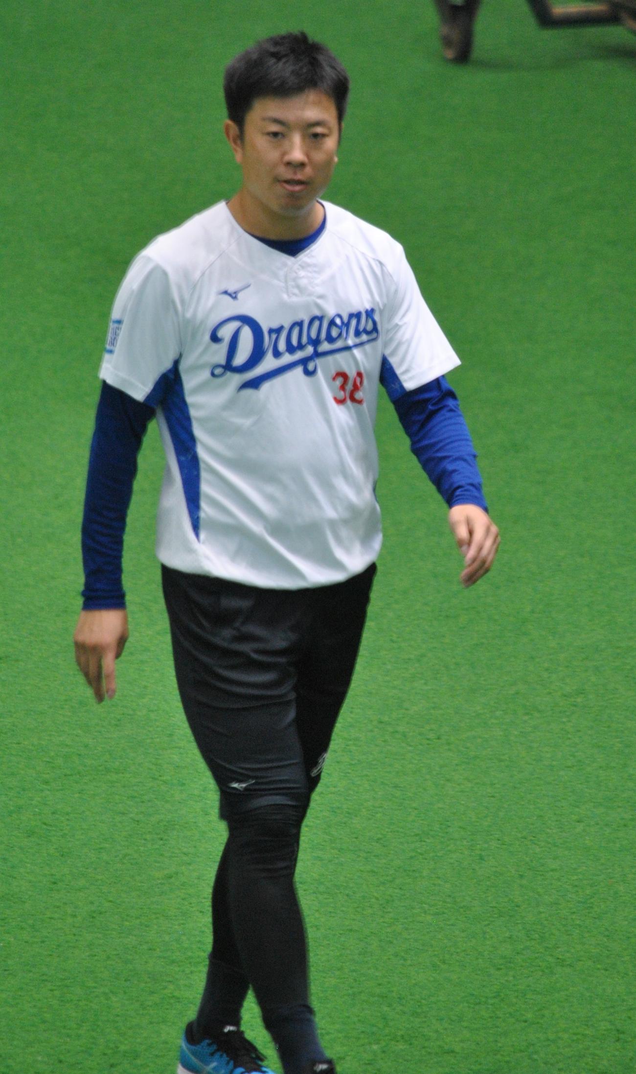 中日松葉はナゴヤ球場室内練習場で練習する