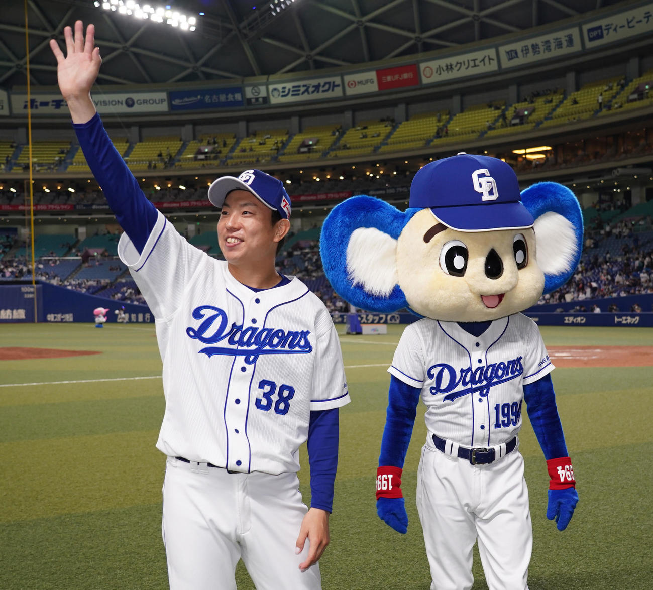 ファンに手を振る松葉（2022年撮影）