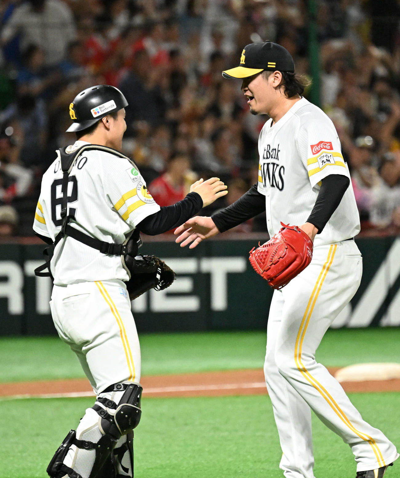 ソフトバンク対日本ハム　クライマックスファイナルステージを制し握手を交わす杉山（右）と海野（撮影・林敢治）