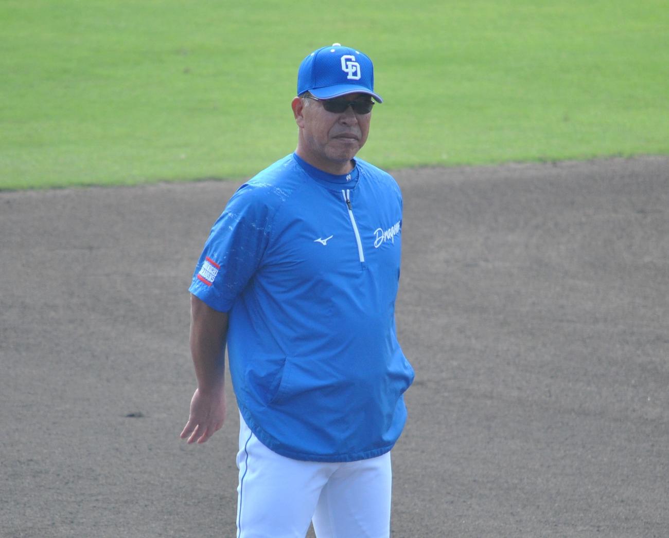 中日井上監督は秋季練習を行うナインを見守る