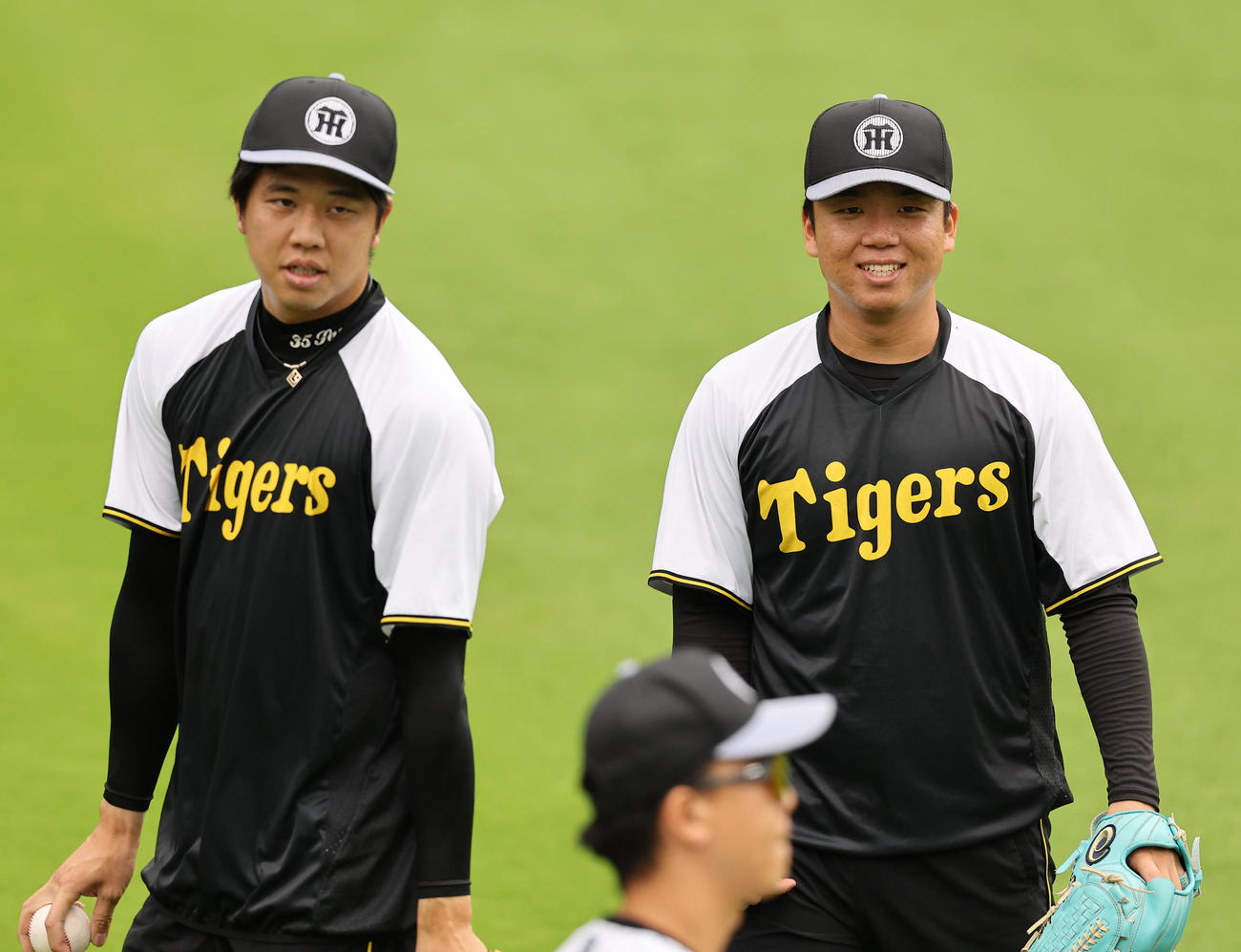 才木（左）とのキャッチボールを終えた村上は笑顔を見せる（撮影・上田博志）