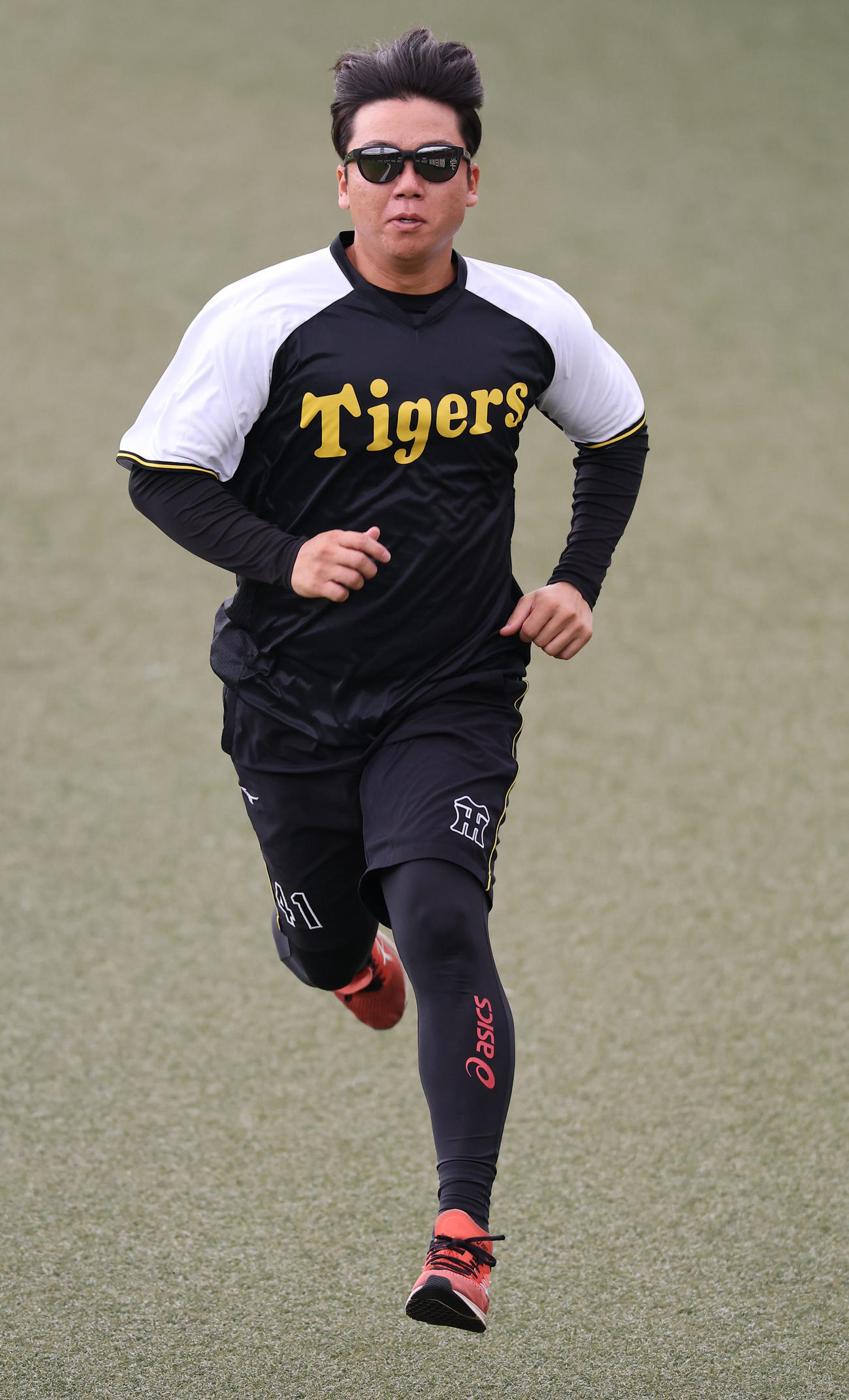外野を走る村上（撮影・上田博志）