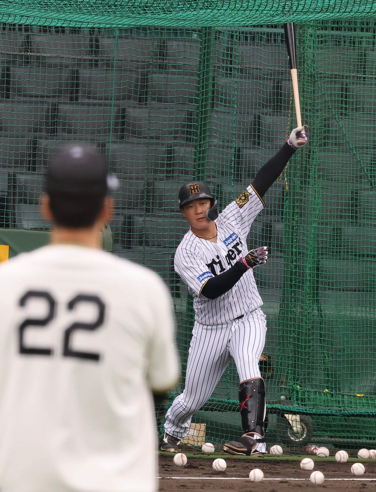 藤川監督のチェックを受けながらフリー打撃練習をする大山（撮影・上田博志）