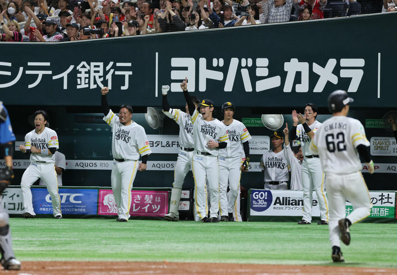 ソフトバンク対日本ハム　3回裏ソフトバンク1死一、二塁、周東の一ゴロで清宮幸が二塁へ悪送球。水野は後逸の間に海野が生還、喜ぶソフトバンクナイン（撮影・加藤孝規）