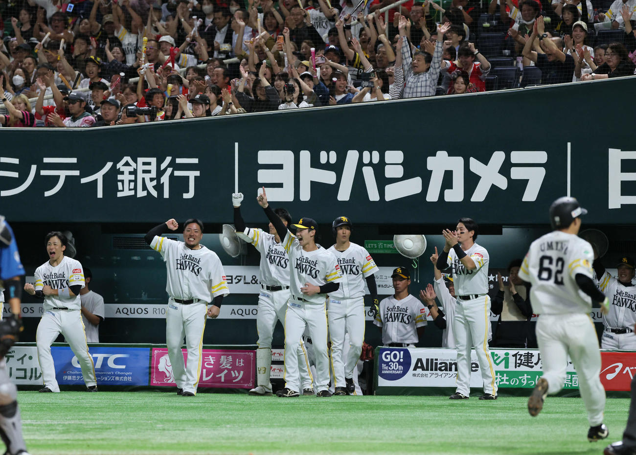 ソフトバンク対日本ハム　3回裏ソフトバンク1死一、二塁、周東の一ゴロで清宮幸が二塁へ悪送球。水野は後逸の間に海野が生還、喜ぶソフトバンクナイン（撮影・加藤孝規）
