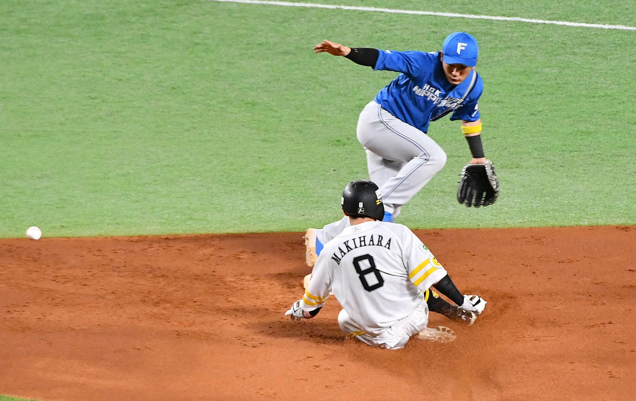 ソフトバンク対日本ハム　3回裏ソフトバンク1死一、二塁、周東の一ゴロで清宮幸の送球が一塁走者の牧原大（手前）に当たり、先制適時失策となる（撮影・岩下翔太）