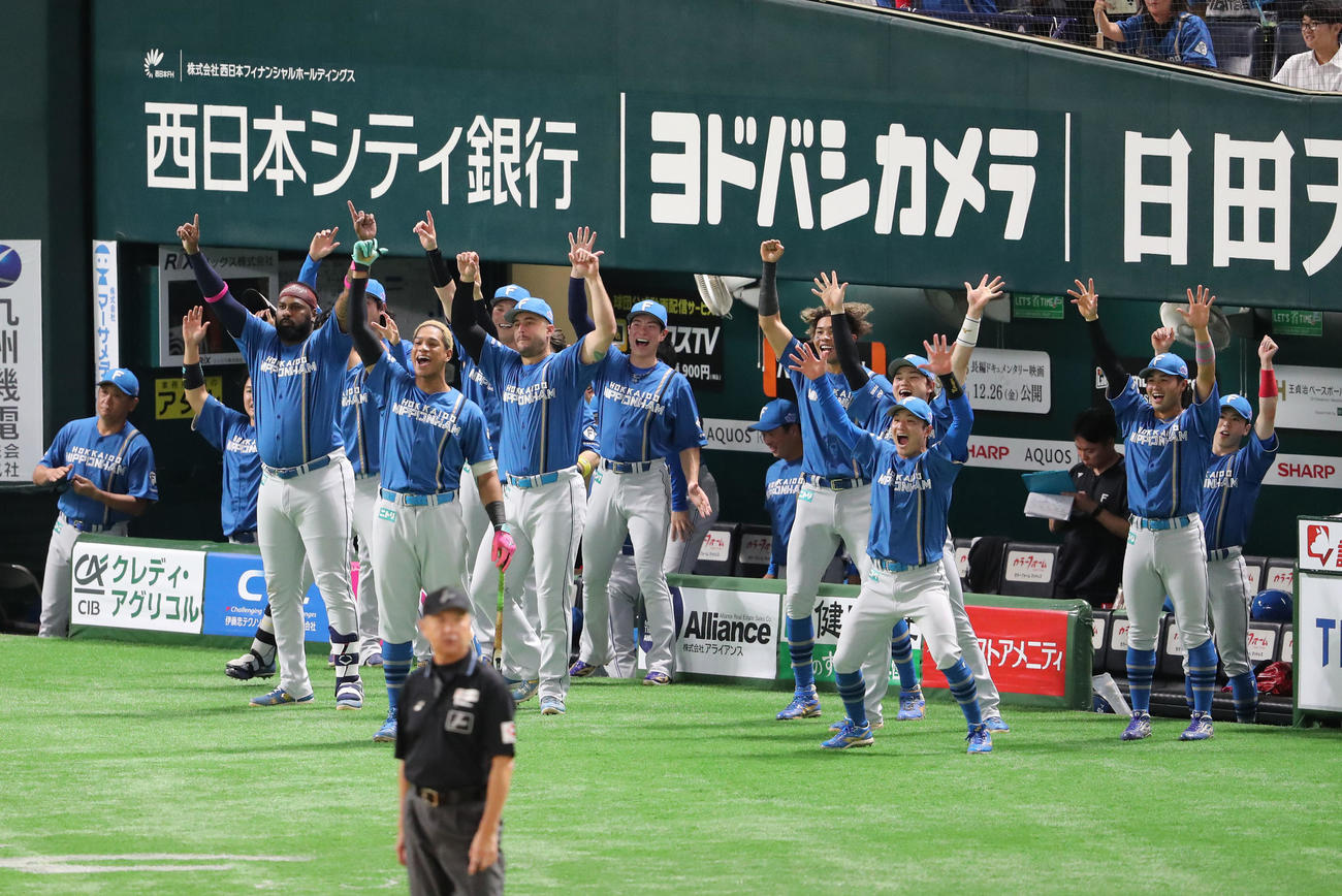 ソフトバンク対日本ハム　4回表日本ハム1死二塁、郡司の左線同点適時二塁打で盛り上がる日本ハムナイン（撮影・梅根麻紀）