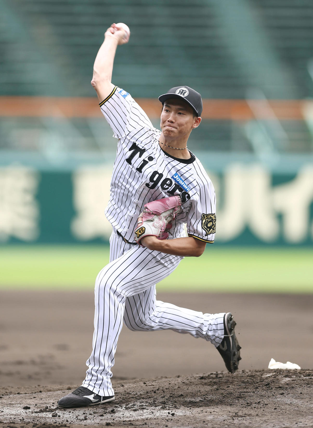 投内連係を行う阪神湯浅（撮影・前田充）