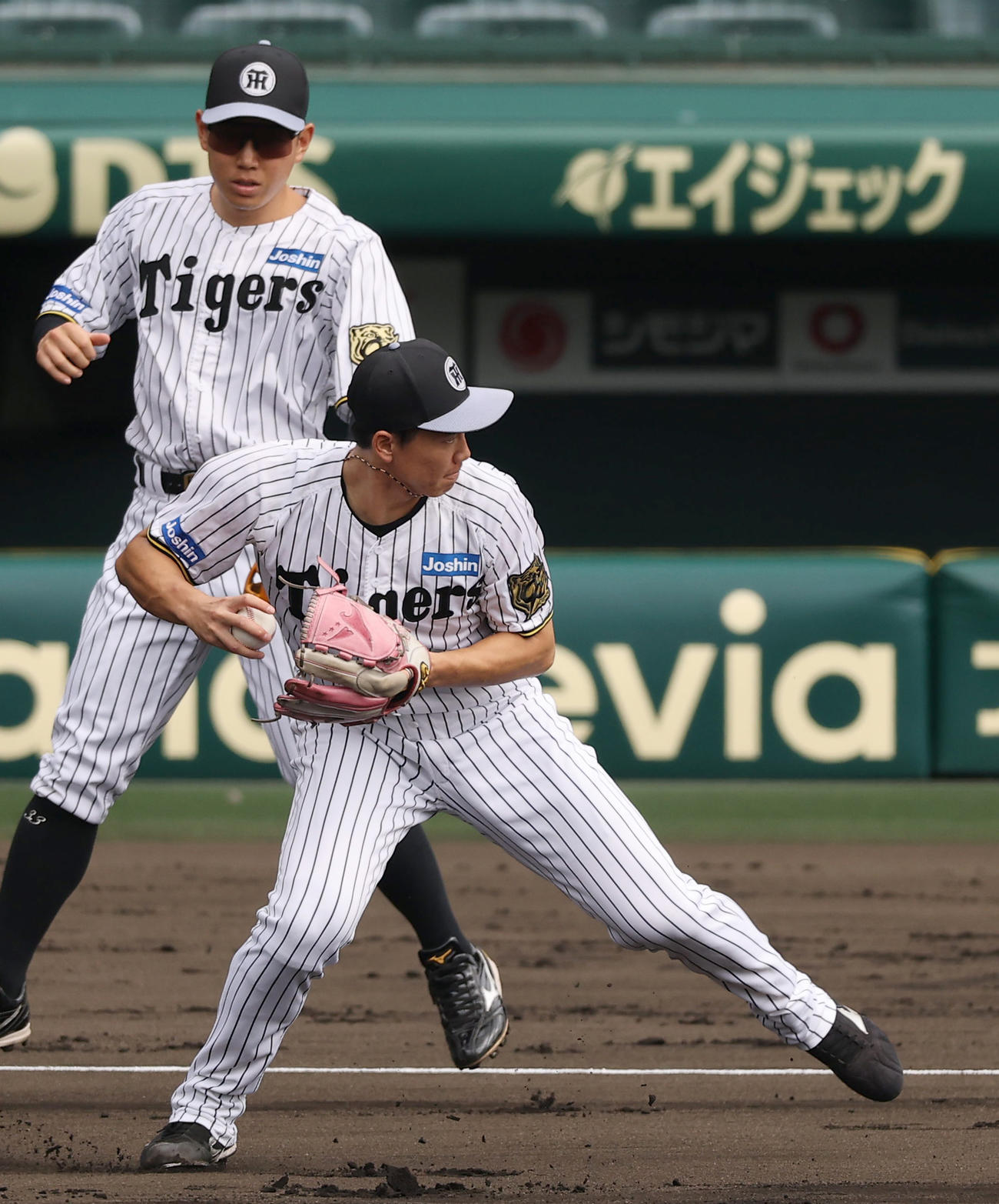 湯浅は投内連係プレーの練習をする（撮影・上田博志）