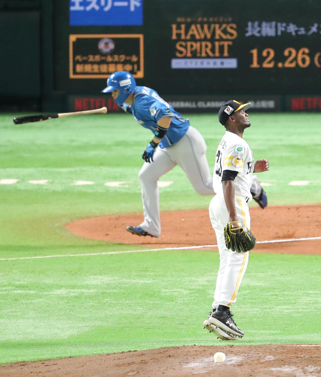 ソフトバンク対日本ハム　4回表日本ハム1死二塁、郡司に左越え同点適時二塁打を浴びたモイネロ（撮影・梅根麻紀）
