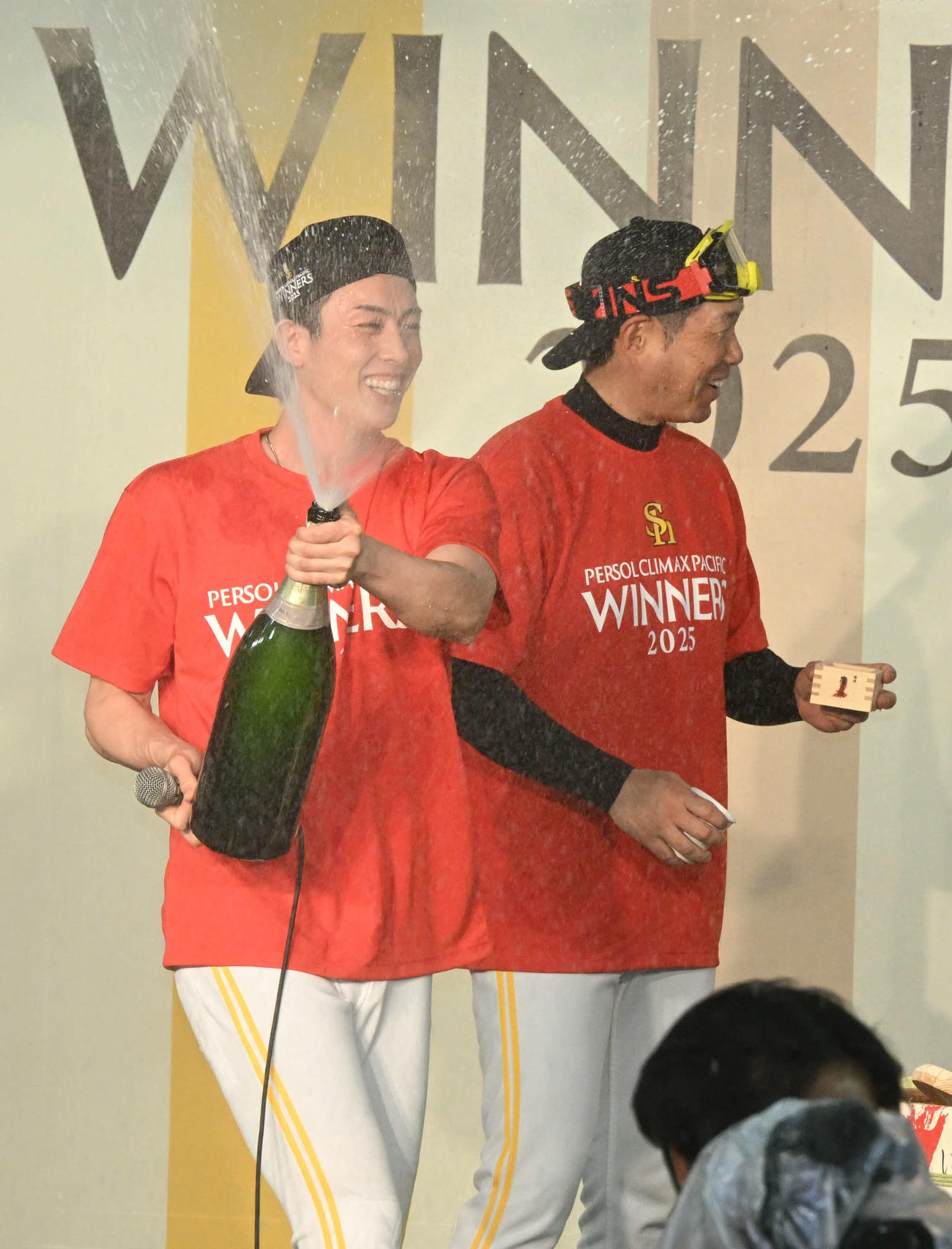 ソフトバンク対日本ハム　祝勝会を楽しむ周東（左）と小久保監督（撮影・林敢治）