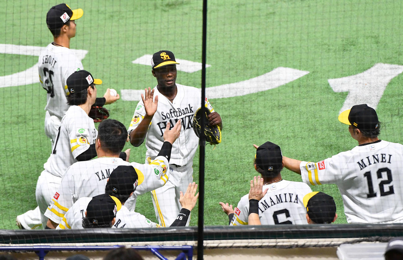ソフトバンク対日本ハム　3回表、3者凡退に抑えたモイネロ（中央）はナインとタッチを交わしながらベンチへ戻る（撮影・岩下翔太）