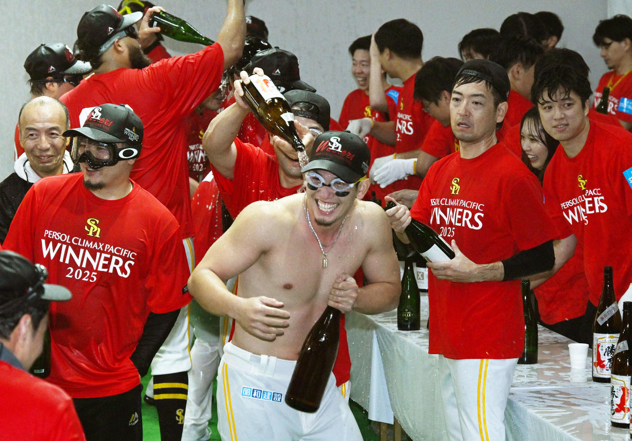 ソフトバンク対日本ハム　祝勝会を楽しむ栗原（中央）（撮影・林敢治）