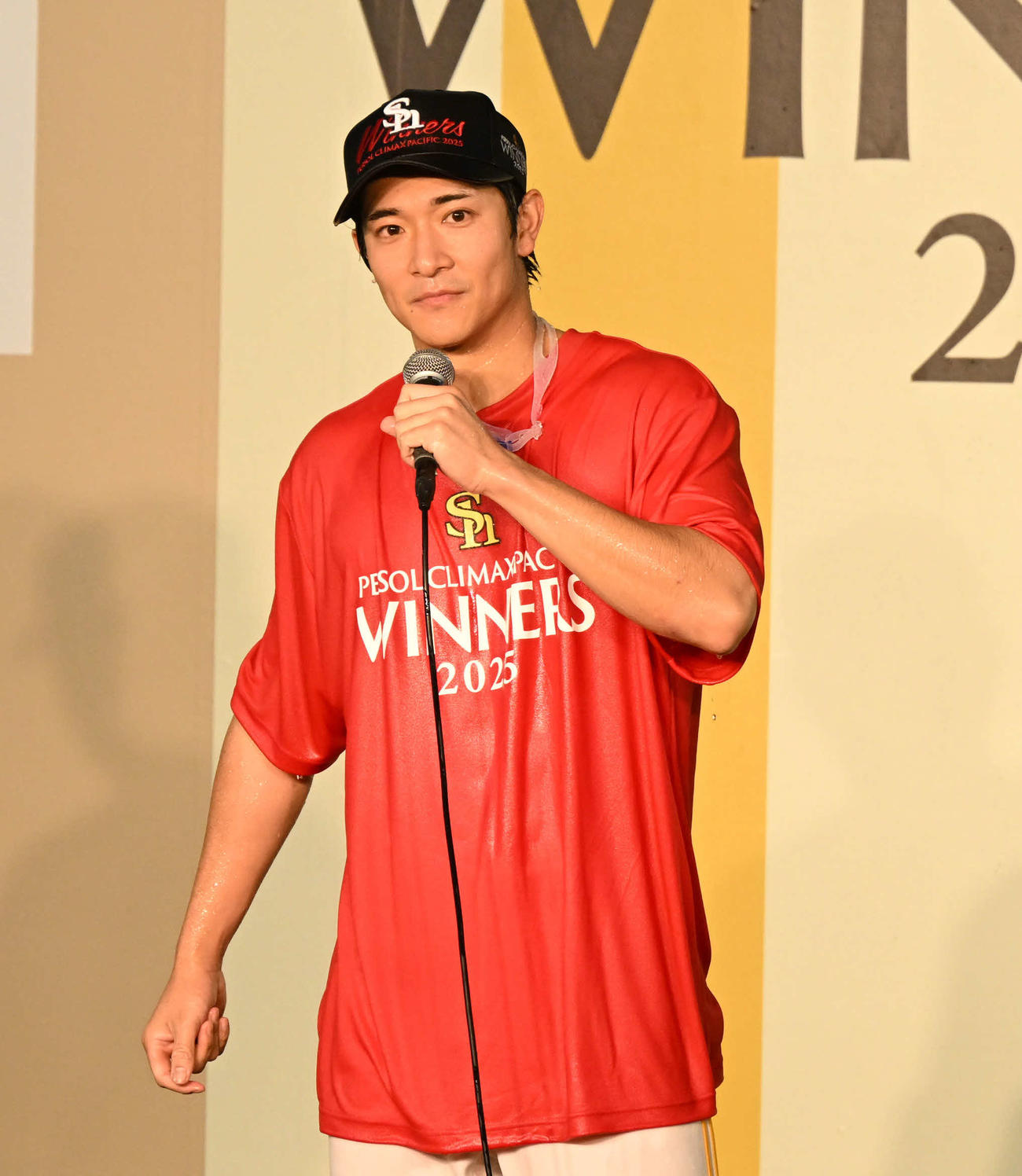 ソフトバンク対日本ハム　祝勝会で締めの挨拶をする柳町（撮影・林敢治）