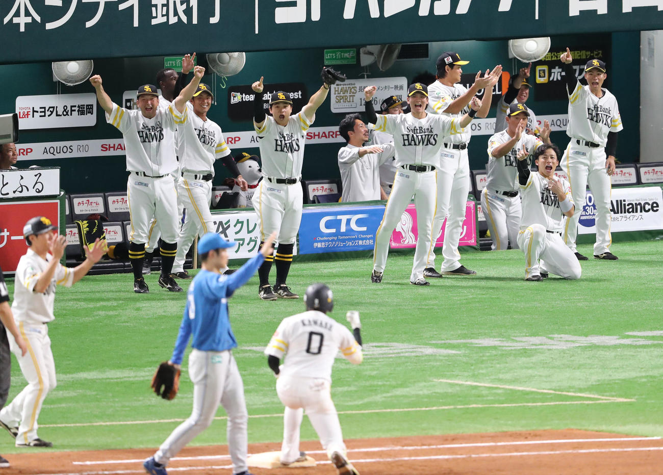 ソフトバンク対日本ハム　5回裏ソフトバンク2死満塁、川瀬の勝ち越し右前適時打にベンチを飛び出し歓喜するソフトバンクナイン（撮影・梅根麻紀）