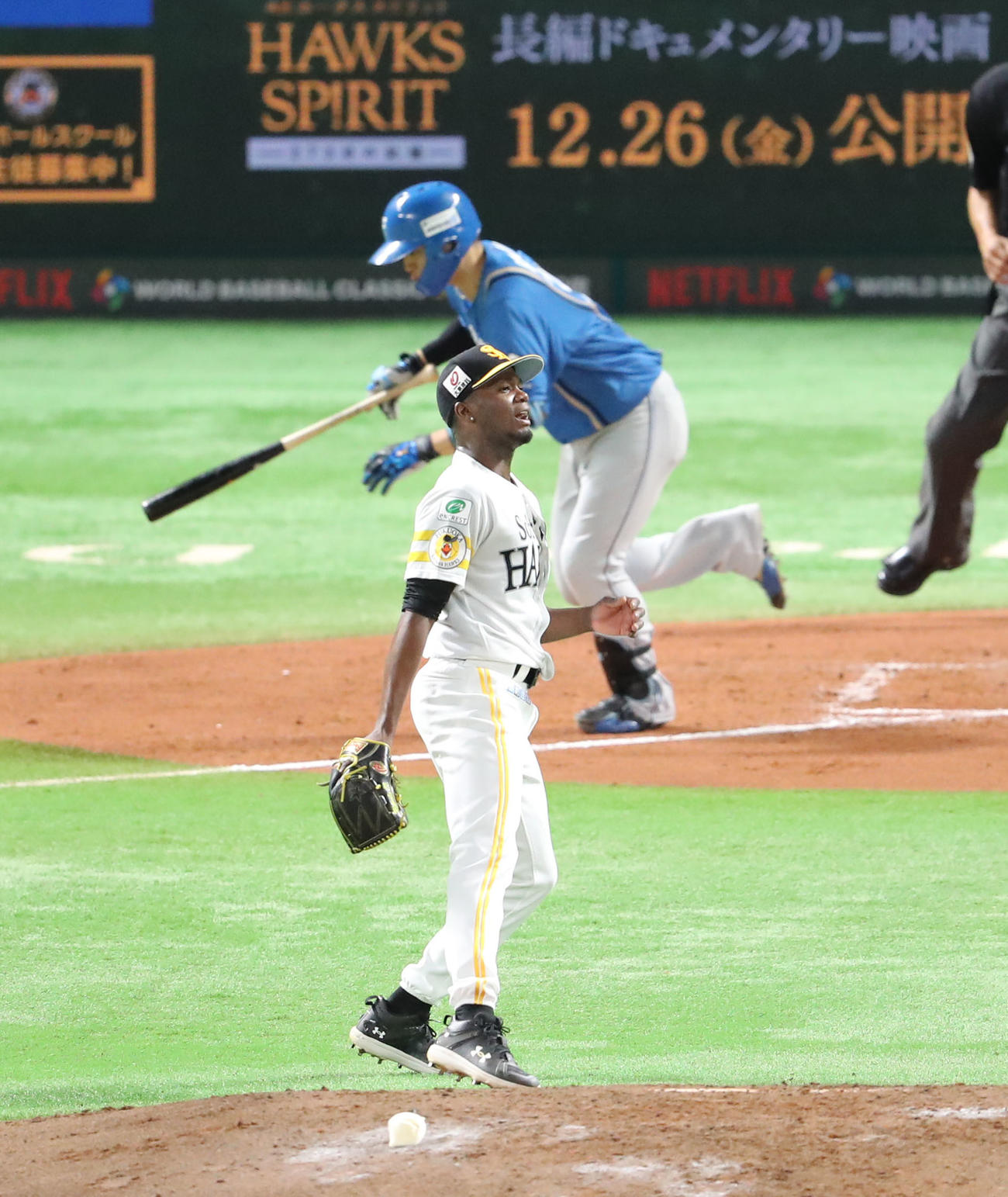 ソフトバンク対日本ハム　4回表日本ハム1死二塁、郡司に左越え同点適時二塁打を浴びたモイネロ（撮影・梅根麻紀）