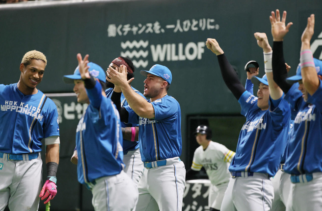 ソフトバンク対日本ハム　4回表日本ハム1死二塁、郡司の同点左適時二塁打を喜ぶ日本ハムナイン（撮影・加藤孝規）