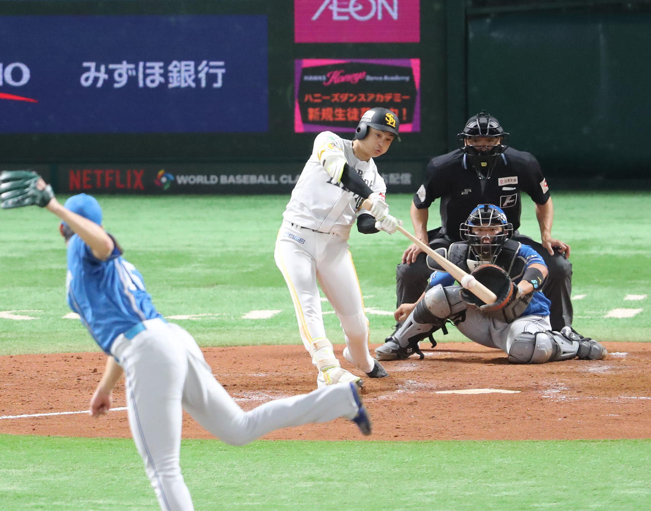 ソフトバンク対日本ハム　5回裏ソフトバンク2死満塁、川瀬は勝ち越しとなる右前適時打を放つ（撮影・梅根麻紀）