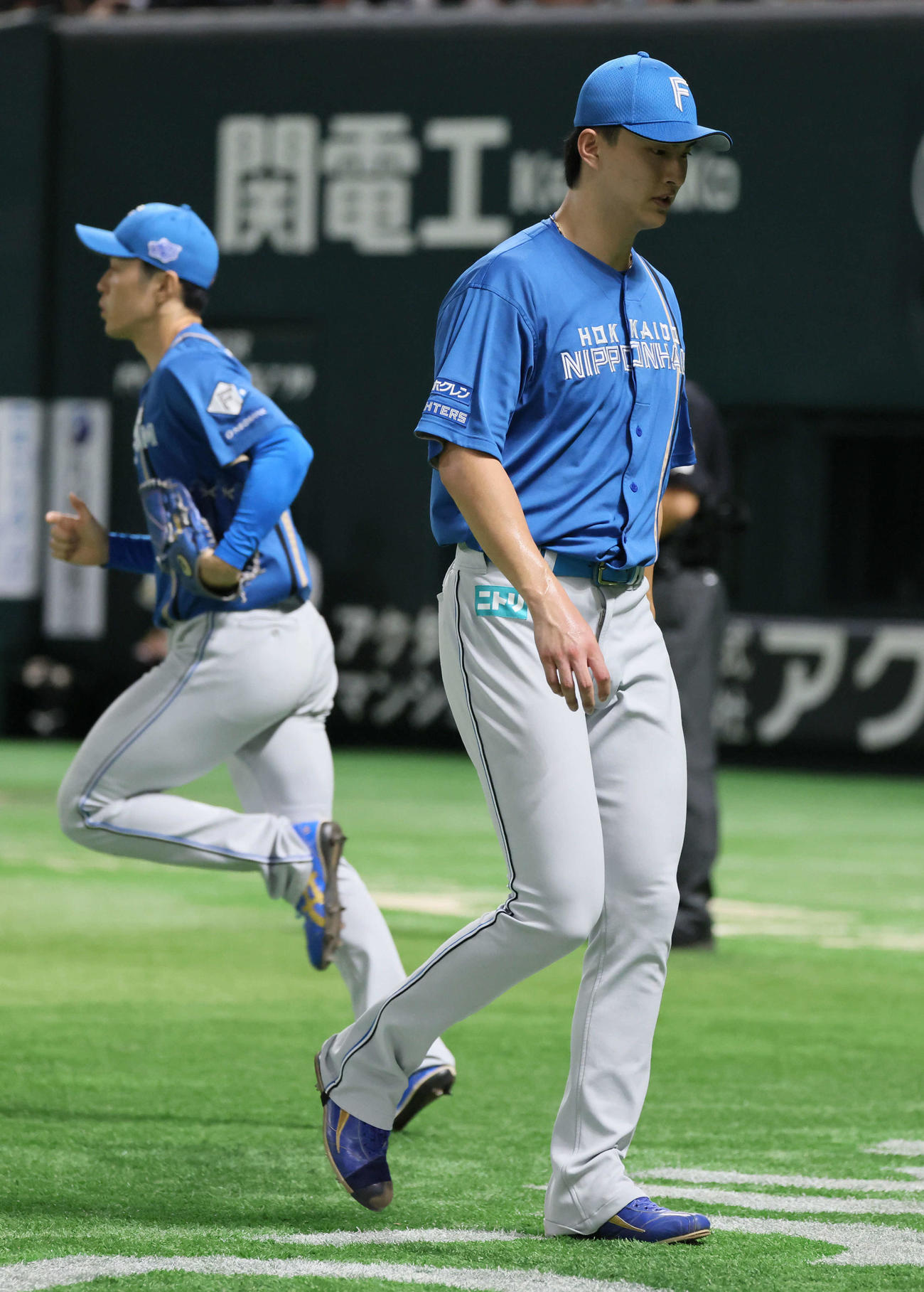 ソフトバンク対日本ハム　6回裏ソフトバンク2死二、三塁、降板する達。左は玉井（撮影・加藤孝規）