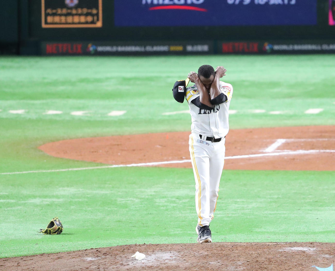 ソフトバンク対日本ハム　7回表日本ハム2死、マルティネスに四球を与え一塁へ歩かせたモイネロはグラブを投げ悔しがる（撮影・梅根麻紀）