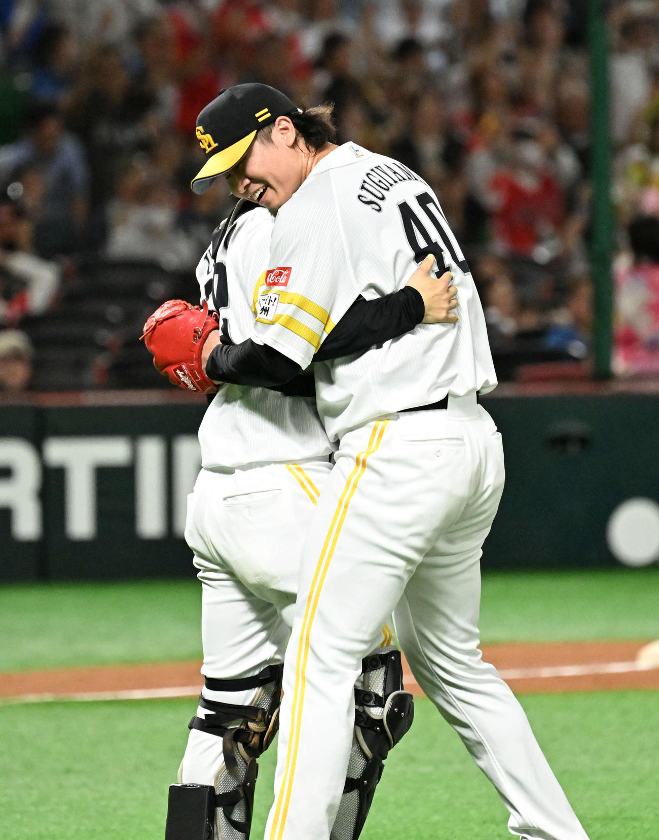 ソフトバンク対日本ハム　最後をキッチリ締めた杉山（右）は捕手海野と抱擁（撮影・林敢治）