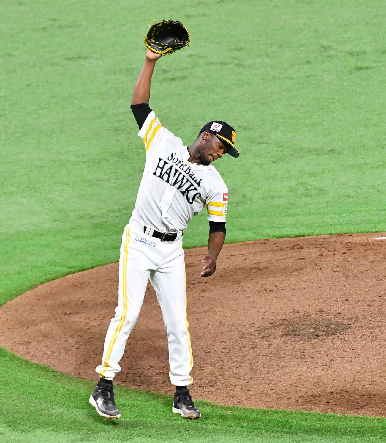ソフトバンク対日本ハム　7回表日本ハム2死、際どい判定でマルティネスに四球を与えたモイネロは悔しそうにグラブをたたきつける（撮影・岩下翔太）