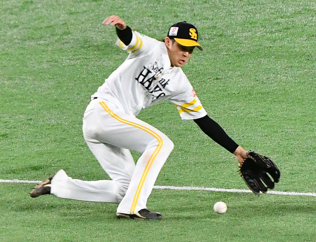 ソフトバンク対日本ハム　6回表日本ハム2死、郡司の遊ゴロを好守する川瀬（撮影・岩下翔太）