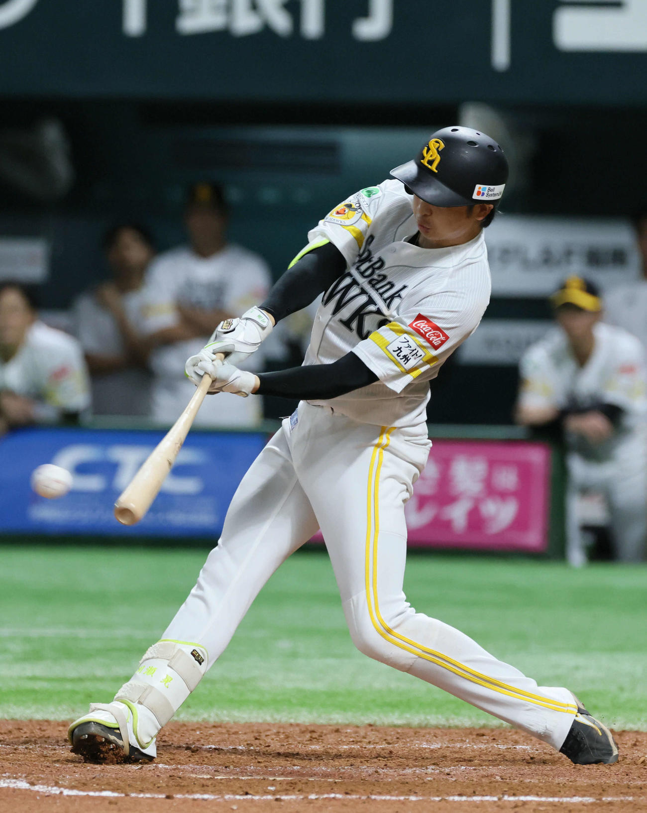 ソフトバンク対日本ハム　5回裏ソフトバンク2死満塁、川瀬は勝ち越しの右適時打を放つ（撮影・加藤孝規）