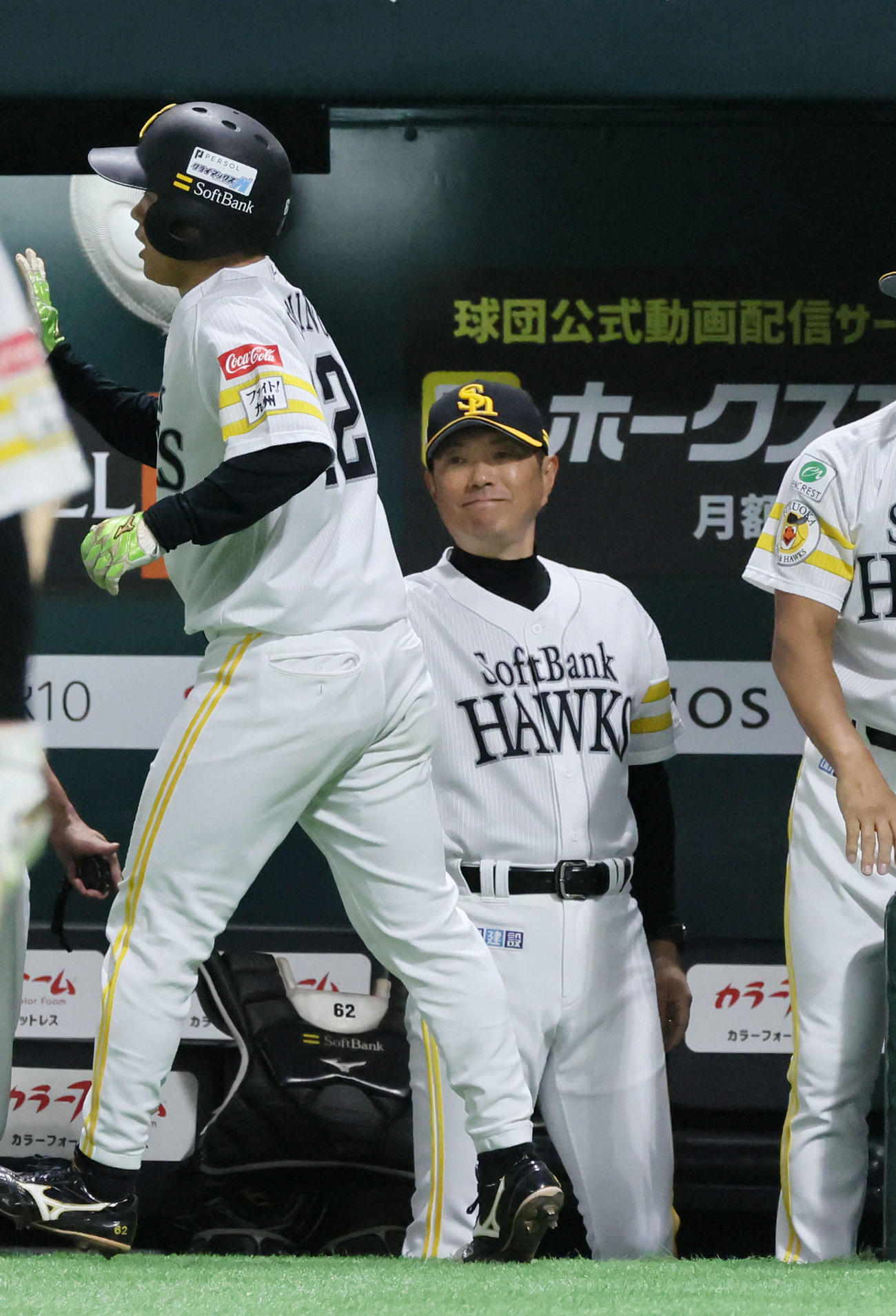 ソフトバンク対日本ハム　3回裏ソフトバンク1死一、二塁、周東の一ゴロで清宮幸が二塁へ悪送球。水野は後逸の間に海野が生還した海野隆司を迎える小久保監督（撮影・加藤孝規）