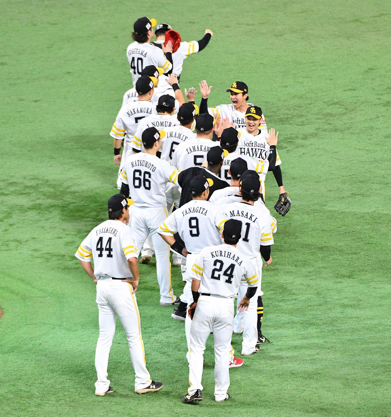 ソフトバンク対日本ハム　日本ハムを破って日本シリーズ進出を決め、ハイタッチを交わすソフトバンクナイン（撮影・岩下翔太）