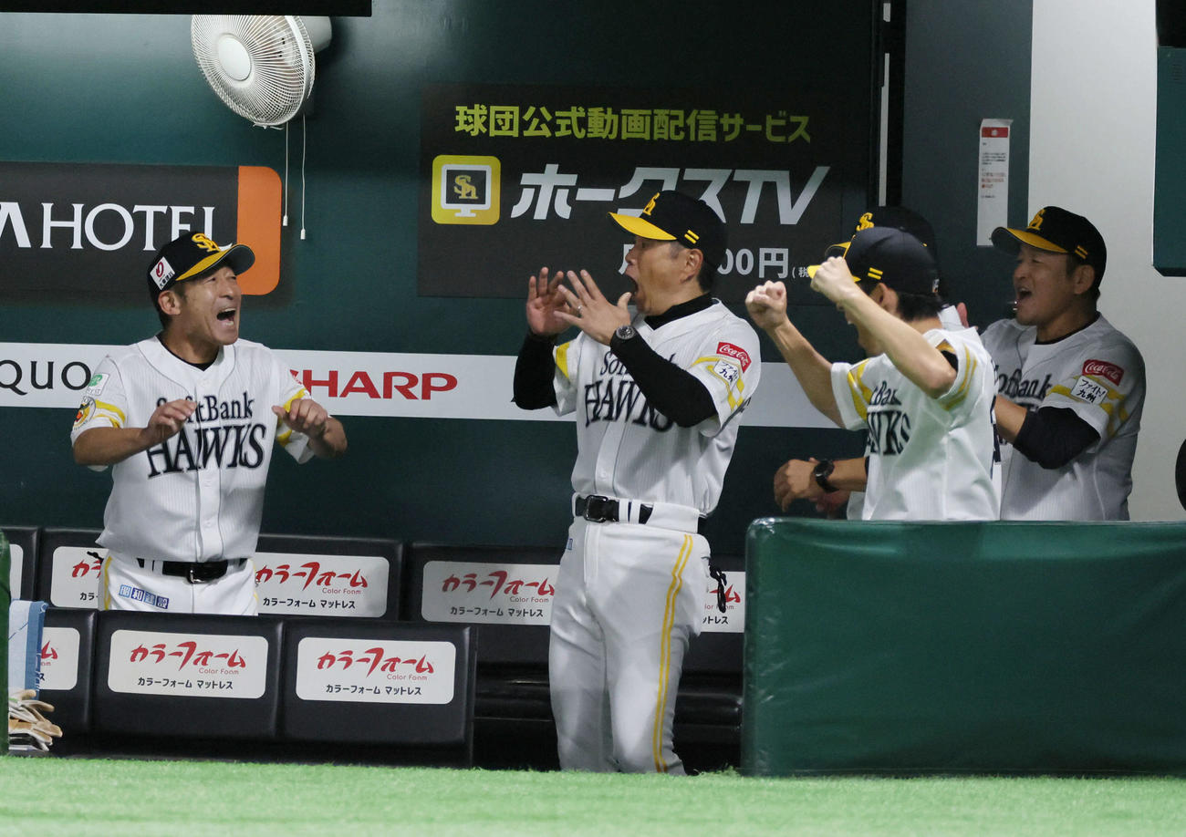 ソフトバンク対日本ハム　勝利を喜ぶ惟小久保監督（中央）（撮影・加藤孝規）