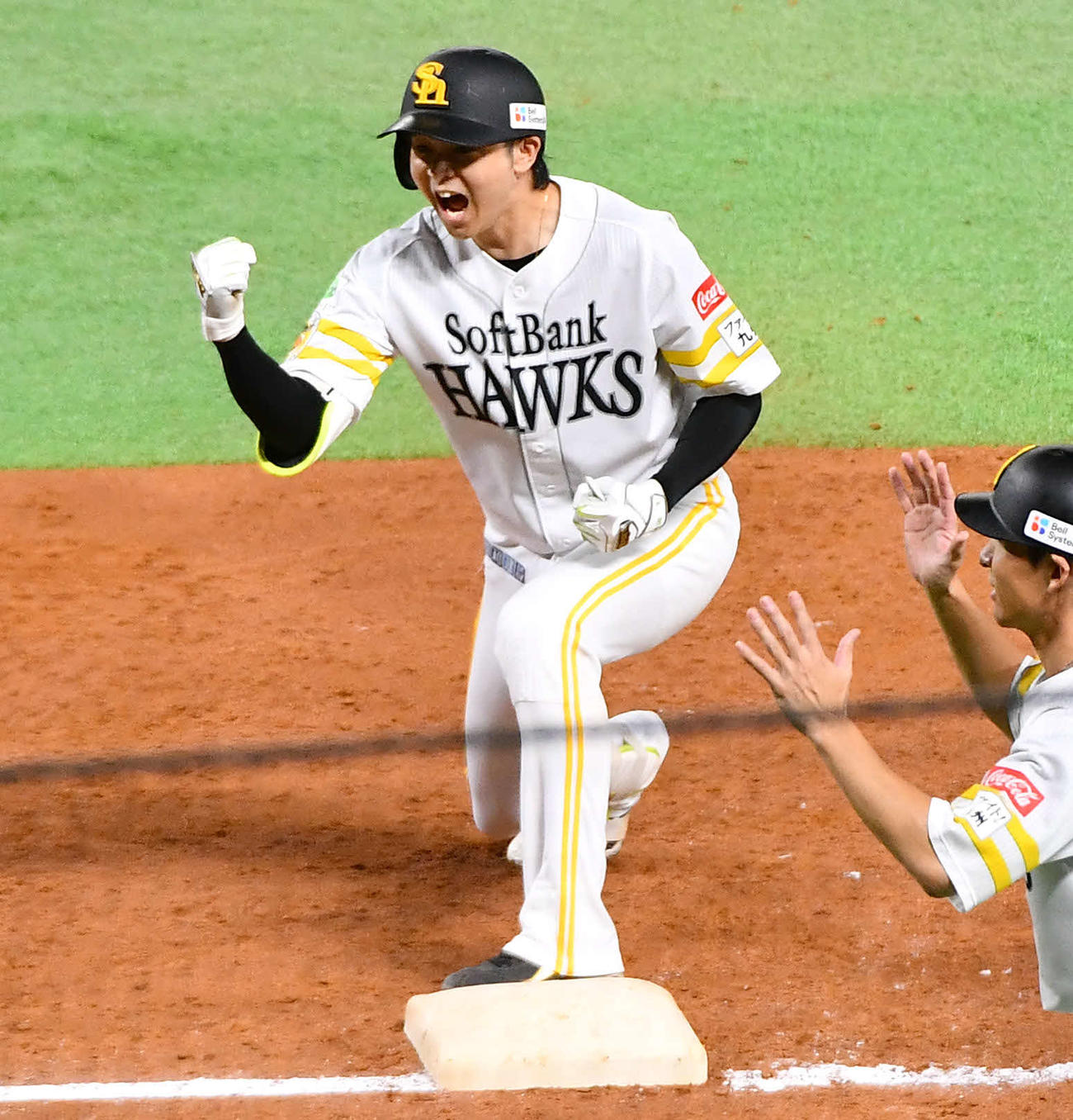ソフトバンク対日本ハム　5回裏ソフトバンク2死満塁、勝ち越しの右前適時打を放ち、ベンチに向かってガッツポーズする川瀬（撮影・岩下翔太）