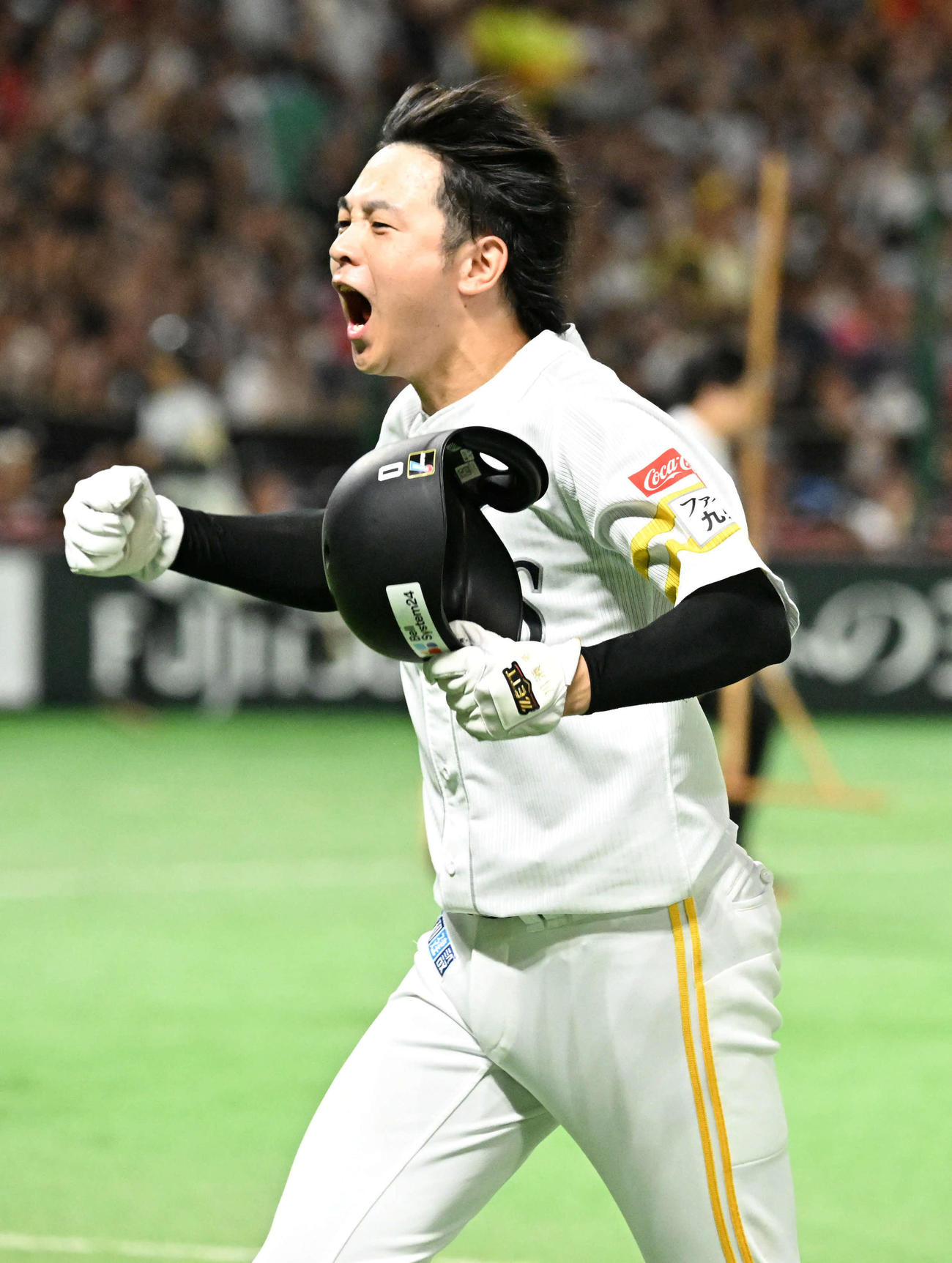 ソフトバンク対日本ハム　5回裏終了後、勝ち越し適時打を放った川瀬は雄たけびをあげる（撮影・林敢治）