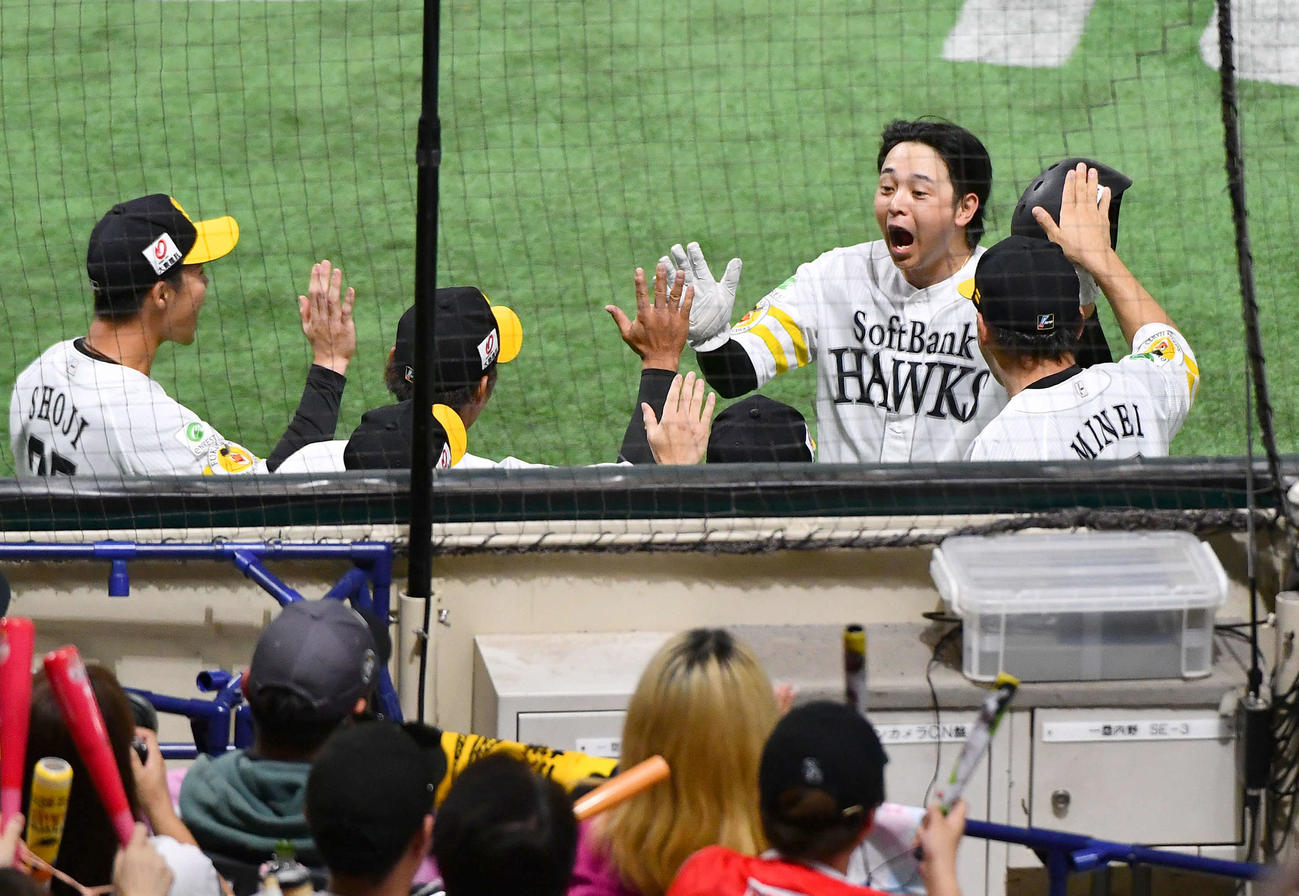 ソフトバンク対日本ハム　5回裏終了後、勝ち越し打を放った川瀬（右から2人目）は雄たけびをあげながらナインとタッチを交わす（撮影・岩下翔太）